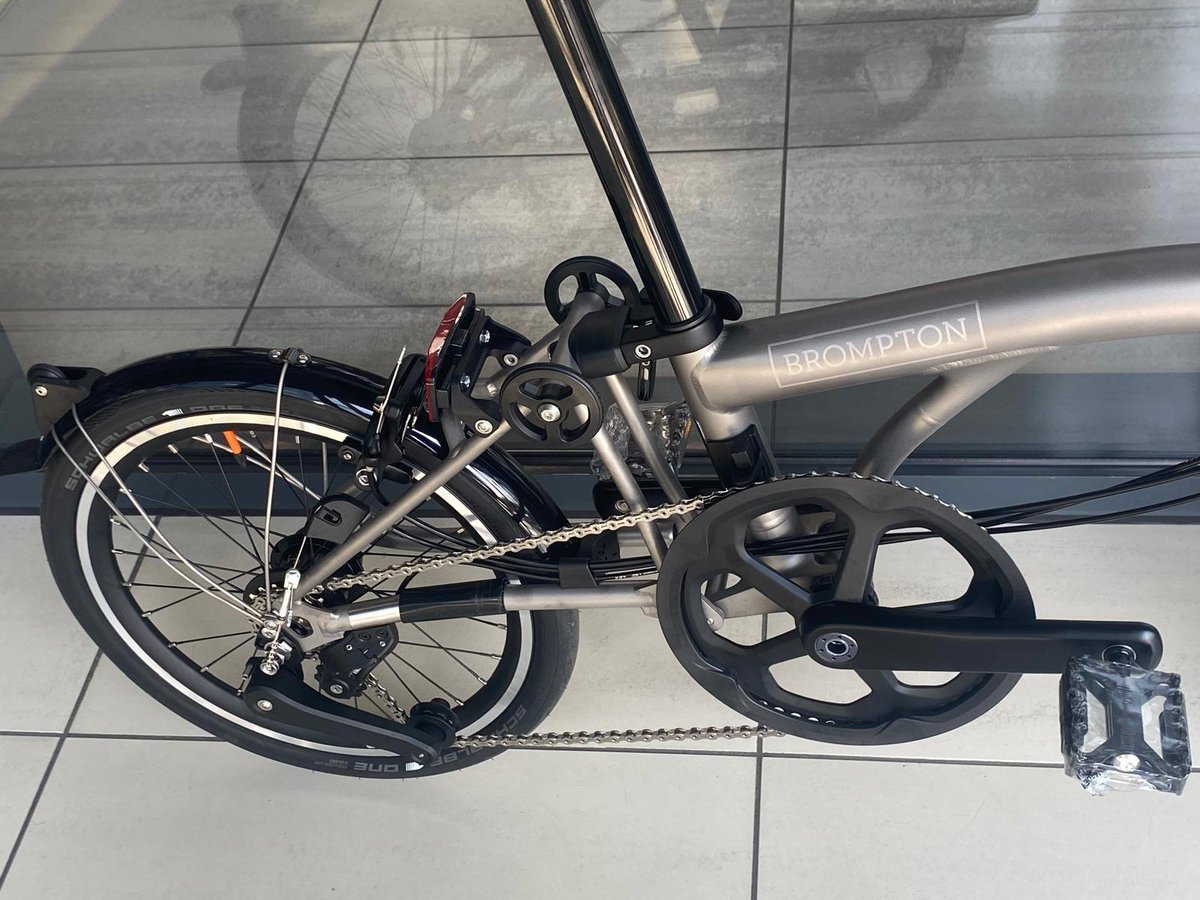 AleRower's tweet photo. Brompton T Line, czyli jak to opisał klient: rower - rakieta.
Tytanowa rama, 12 biegów i tarcza korby zmieniona na większą: Brompton Superlight 56T.
Cena 24 600 zł. 
Klient jest kierowcą ciężarówki, a w przerwach od pracy kręcił kilometry na stalowym Brompton C Line z 6 biegami. https://t.co/uXxYy6fE2V