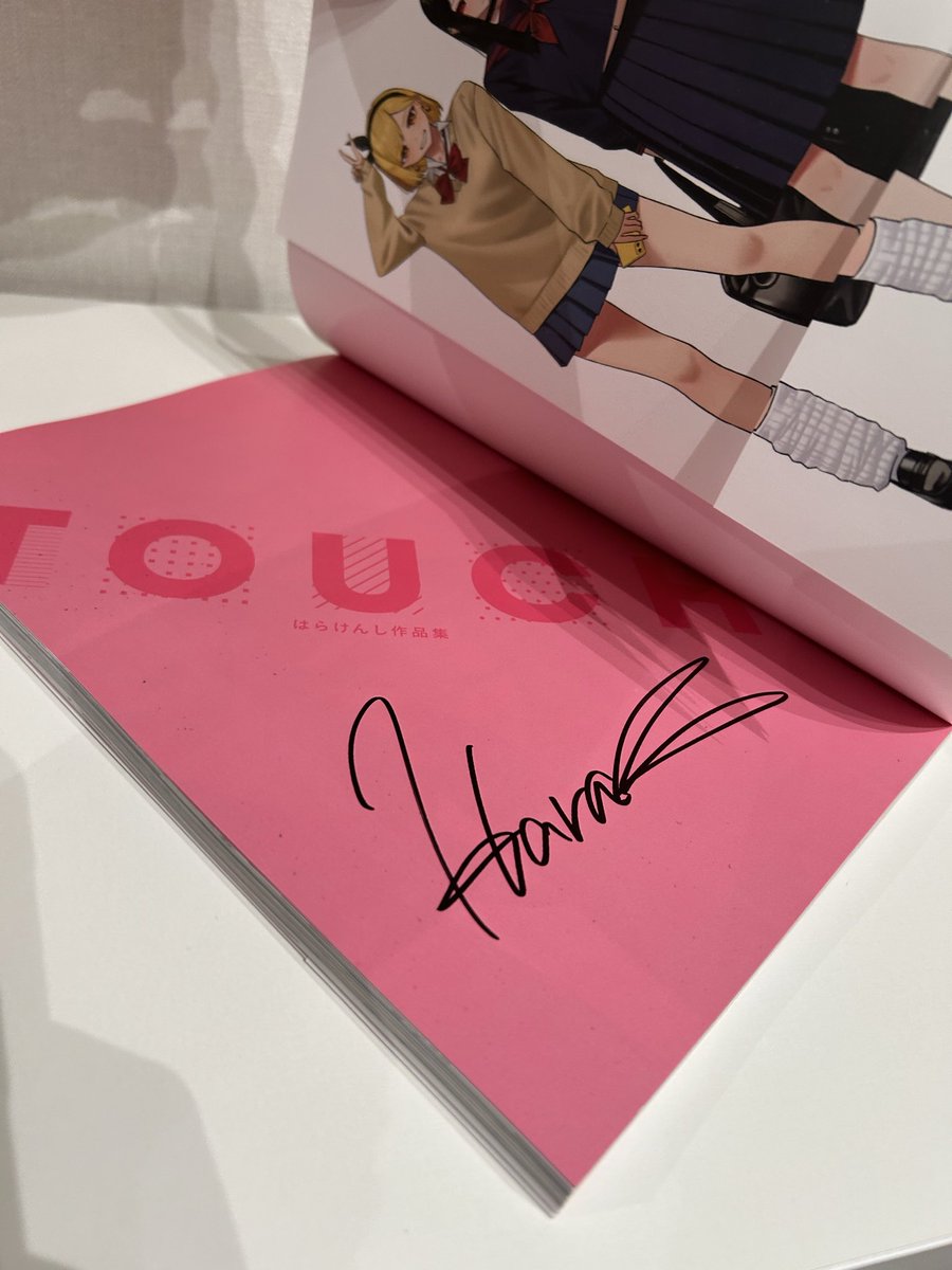 sibattini's tweet photo. はらけんし先生の作品集のサイン本が届いた！
ホントは先日行われたサイン会に行きたかったけど予定が合わず…

ファッション雑誌みたいなお洒落な表紙がとても素敵！
Xで見るイラストもいいけど、やっぱり実際に手に取って見られる作品集は満足感があってよい https://t.co/lguOVz0Rbc