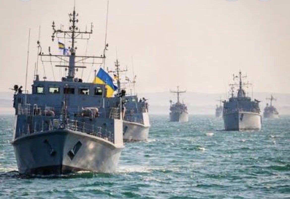 cemgurdeniznet's tweet photo. Karadeniz’de Ukrayna’nın yoğun SİHA saldırıları sonucunda tetiklenen ve deniz ticaretini son derece olumsuz yönde etkileyen karşılıklı saldırılar sonrası bu kez çok daha tehlikeli bir eşik geçiliyor. 

Romanya’nın iki gün üst üste hava sahasına giren SİHA’ları düşürmesi, savaşın NATO sınırına taşınma riskini artırıyor. 

Böyle dönemlerde en büyük tehlike, yanlış hesaplama, kışkırtma veya sahte bayrak niteliği taşıyabilecek olayların yeni cepheler açmasıdır. 

Tarih, büyük savaşların çoğunun böyle emrivakilerle genişlediğini gösteriyor.

Osmanlı  kendi iradesiyle savaşa girmedi. 29 Ekim 1914’te Goeben ve Breslau öncülüğünde Rus limanlarına yönelik taarruz, Osmanlı Devleti’ni fiilen savaşın içine sürükleyen dönüm noktası oldu. 

O gün  aynı zamanda Osmanlı Donanma Komutanı olan Alman Amiral Souchon Rusya’nın Karadeniz’de Osmanlı sularına taarruzi mayınlama yaptığını iddia ederek bunun karşı saldırı için bir gerekçe olduğu bahanesiyle sadece Enver Paşa’nın bilgisi dahilinde Rus limanlarına saldırmıştı .

Osmanlı Devleti’nin elinde bugün Türkiye’nin sahip olduğu Montrö Boğazlar Sözleşmesi gibi egemenliğini ve tarafsızlığını uluslararası hukuk temelinde koruyan güçlü bir siyasi ve hukuki enstrüman da yoktu. 

Emrivakinin bedeli, imparatorluğun sonunu hazırlayan sürecin hızlanması oldu.

Bugün Karadeniz’de de olaylara sadece taktik açıdan bakmak büyük hata olur. 

Rusya’nın rafinerileri yoğun saldırı altında, Novorossiysk Limanı gece operasyonlarını kısıtlamak zorunda kalmış, CPC Terminali üzerinden Kazak petrolünün ihracatı ciddi şekilde aksarken, Ukrayna’nın derin taarruzları Rus enerji ve deniz lojistiği üzerinde baskıyı artırmaktadır. 

Böyle bir askerî ve ekonomik tablo içinde Moskova’nın kendi iradesiyle NATO üyesi Romanya’ya saldırarak cepheyi genişletmesi ve iki cepheli, çok daha ağır sonuçlar doğuracak bir savaşı başlatması stratejik açıdan rasyonel görünmemektedir. 

Tam tersine, böyle dönemlerde bu tip olaylar kılı kırk yararak dikkatle değerlendirilmelidir.

Bu nedenle Türkiye’nin önceliği Montrö’nün sağladığı hukuki ve stratejik zemini tavizsiz korumak, Karadeniz’i kıyıdaş devletlerin sorumluluk alanı olarak tutmak ve hiçbir şekilde Rusya ile NATO arasında doğrudan askerî sürtüşmenin parçası olmamaktır.

Bu çerçevede Türkiye, Romanya ve Bulgaristan ile oluşturduğu Mayın Karşı Tedbirleri Görev Grubu’nun yalnızca ilan edilen mayın karşı tedbirleri ve deniz emniyeti görevleri içinde kalmasına azami özen göstermelidir. 

Diğer yandan İngiltere’de icra edilen Sea Breeze 2026 tatbikatında Türk Deniz Kuvvetleri’ne ait bir mayın avlama gemisinin, Kiev’e İngiltere tarafından hibe edilen ve Ukrayna bayrağı taşıyan mayın avlama gemileriyle tatbikatta yer alması dikkat çekicidir.

Bu durum hukuken sorun olmasa da 90 yıldır Karadeniz’de barışı, dengeyi ve tarafsızlığı temsil eden Montrö’nün ruhu açısından ciddi soru işaretleri doğurmaktadır. Zira Ukrayna Savaşan taraftır Türkiye Montrö’nün 19. maddesini uygulamaktadır . Yani aktif tarafsızdır.

Türkiye’nin en büyük stratejik gücü, savaşın tarafları arasında askerî görüntü vermemesi, Montrö’nün tarafsız hakemi olarak kalması ve Karadeniz’deki dengeyi korumasıdır. Bu hassas çizginin korunması, bugün her zamankinden daha büyük önem taşımaktadır.  

Karadeniz Mayın karşı tedbirleri görev Birliğinin (MCM Blacksea) bu kapsamda Karadeniz çerçevesi dışına taşarak NATO’nun Rusya’yı çevreleme veya çatışmayı tırmandırma stratejileriyle uyumlu bir görüntü vermesi, Türkiye açısından ciddi jeopolitik riskler doğurabilir.

Cumhuriyet’in en büyük stratejik gücü, Montrö’nün sağladığı hukuki meşruiyet, egemen karar alma iradesi ve Karadeniz’de dengeyi koruyan tutumudur. 

Türkiye’nin çıkarı kışkırtma değil, cephe genişletme değil, Karadeniz’de Montrö rejimi ile barış ve istikrarın yanında durmaktır. 

Bugün özellikle NATO Zirvesi sonrası en büyük stratejik sorumluluk, Türkiye’yi adım adım büyük güçler arasındaki doğrudan çatışmanın içine sürükleyebilecek her türlü emrivakiye karşı uyanık olmaktır.