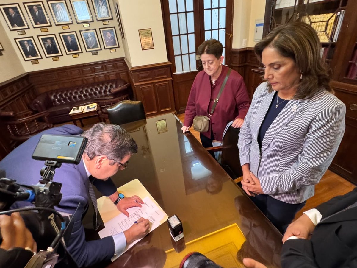 bankadasenadofp's tweet photo. Nuestra vocera la senadora por Fuerza Popular Patricia Juárez y la senadora por Renovación Popular Lourdes Alcorta presentan oficialmente la fórmula al Senado.

Un paso clave en el camino hacia la representación parlamentaria. 🏛️🇵🇪 https://t.co/QQdo0S83Hm