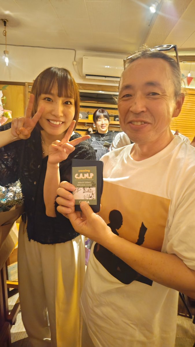 superkob0825's tweet photo. 「Crossing　C.A.M.P」

1.Primary Calling
2.Lush Blush
3.スターライト
4.Wonder(飛び入りゲスト野間康介)
5.バニラ(飛び入りゲスト野間康介)
6.朝が来るまで
en.夏祭り(カバー) with天田優子　宇宙まお

まさかのオープニングから始まり夏らしい「スターライト」
首のヘルニアのためギターを弾けないのにアドレナリンが〜って言い出してギターを持とうとするちささんは全力で身内から止められる始末w
その代わりに野間さんがほぼリハなしの飛び入り参加になりボルテージMAX🎹
最後のアンコールは予定外でせっかくなら3人でって提案になり夏らしい短い曲？ってことで「夏祭り」をチョイス　サビしか知らないの！って言ってる生本直毅さんはさすがですね👍
野間さんが譜面？コード？をその場でLINEで共有するということから始まり数分の打ち合わせで結局完璧に奏でてしまう💦さすがプロです！
大盛り上がりの夏の夜でした😊

#CHISA
#天田優子
#宇宙まお
#新代田Crossing