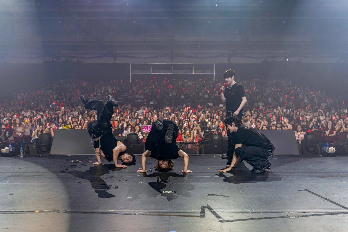 jiwonscherry's tweet photo. whats happening here? just jinhwan and his 3 kids😹 https://t.co/wjffGWftct