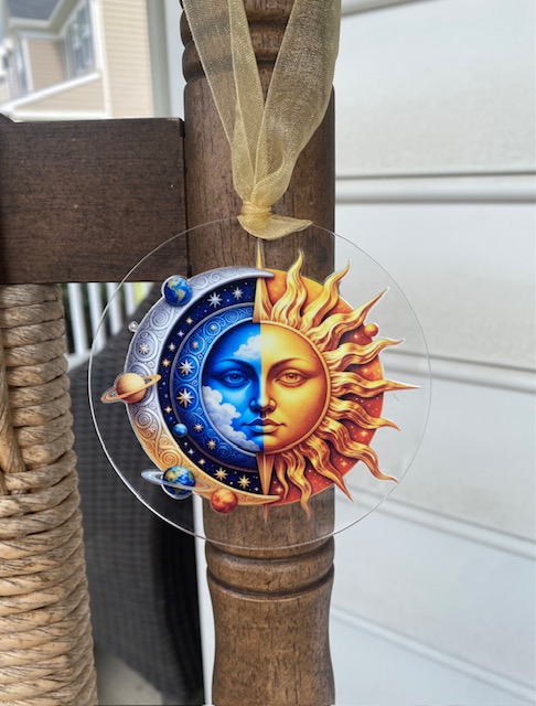 lhersh03's tweet photo. https://t.co/fUXbKmD8nr My favorite Full split face with eyes open sun &amp; Moon with planets. Beautiful rub on transfer detail. Clear 4" acrylic disc with ribbon. #giftforher #forhim #diygifts #diyhomedecor https://t.co/528Hvuf5Qn