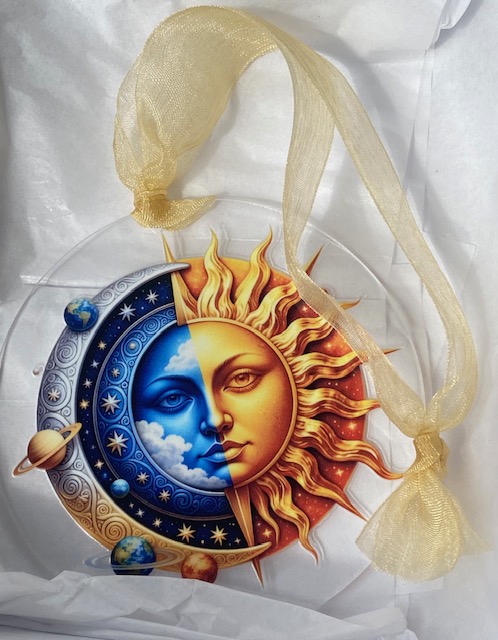 lhersh03's tweet photo. https://t.co/fUXbKmD8nr My favorite Full split face with eyes open sun &amp; Moon with planets. Beautiful rub on transfer detail. Clear 4" acrylic disc with ribbon. #giftforher #forhim #diygifts #diyhomedecor https://t.co/528Hvuf5Qn