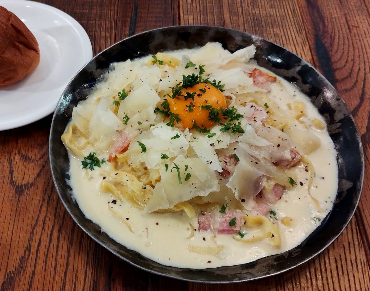 pon1987's tweet photo. プリンとカルボナーラ、egg baby cafe、御徒町。

久しぶりに友達とランチに。土曜13時、約20分並んで入店。私は、アキバ近くで硬めのプリンといえばここだと思ってます。店内は混んでるけど、店員さんも焦ってなくて、ゆったりできる雰囲気があって良かったです。
https://t.co/LlSlPdSSsQ https://t.co/7O0XGLJhgh