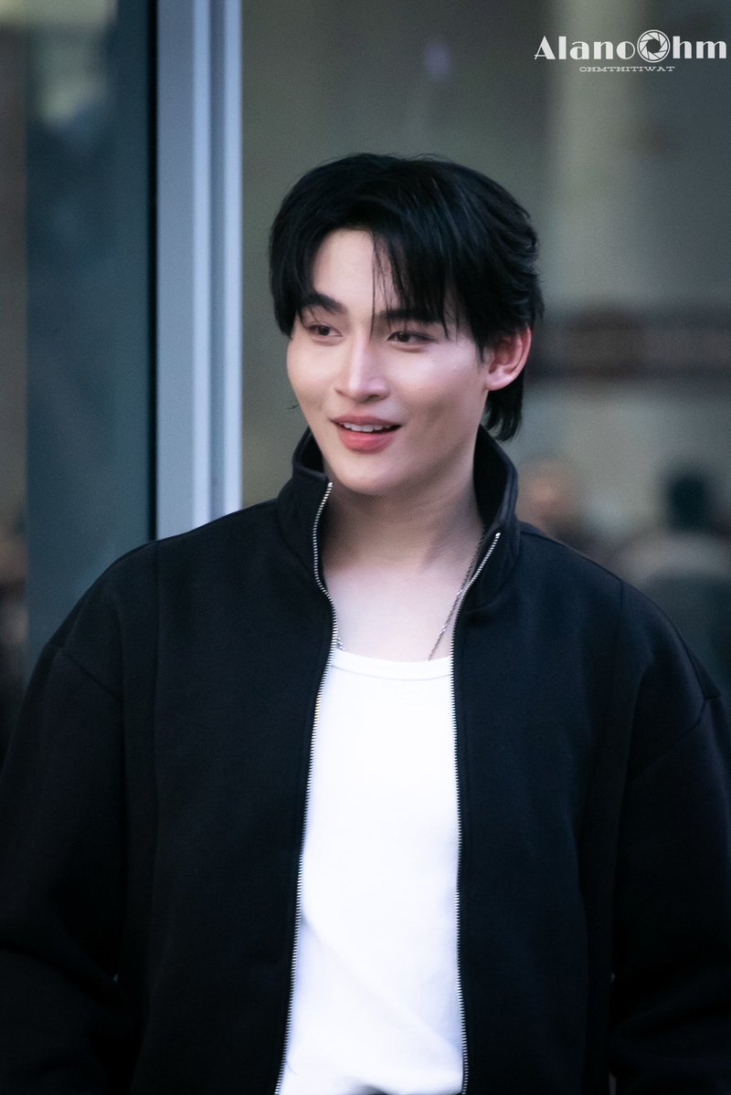 AlanoOHM's tweet photo. หล่อเท่จนาดนี้ มีหวานใจหรือยังครับ 🤪

3RD FANSIGN WITH OHMPOON

#Ohmthitiwat
#งานมหกรรมนิยายนานาชาติ2026xOhmPoon https://t.co/4f7Qn6JDzY