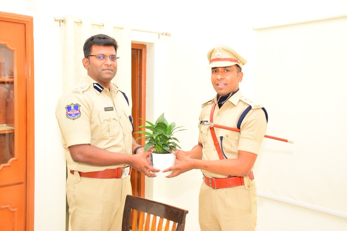 SpJagtial's tweet photo. బాసర జోన్ డీఐజీ శ్రీ ఆర్. భాస్కరన్, ఐపీఎస్ గారు జగిత్యాల జిల్లా పర్యటన సందర్భంగా జిల్లా పోలీసింగ్, శాంతిభద్రతలు, నేర నియంత్రణ, దర్యాప్తు ప్రమాణాలు, సాంకేతిక వినియోగంపై సమగ్ర సమీక్ష నిర్వహించారు. ప్రజలకు పారదర్శకమైన, సమర్థవంతమైన పోలీసింగ్ అందించాలని అధికారులకు దిశానిర్దేశం చేశారు. https://t.co/TotOxkJf3u