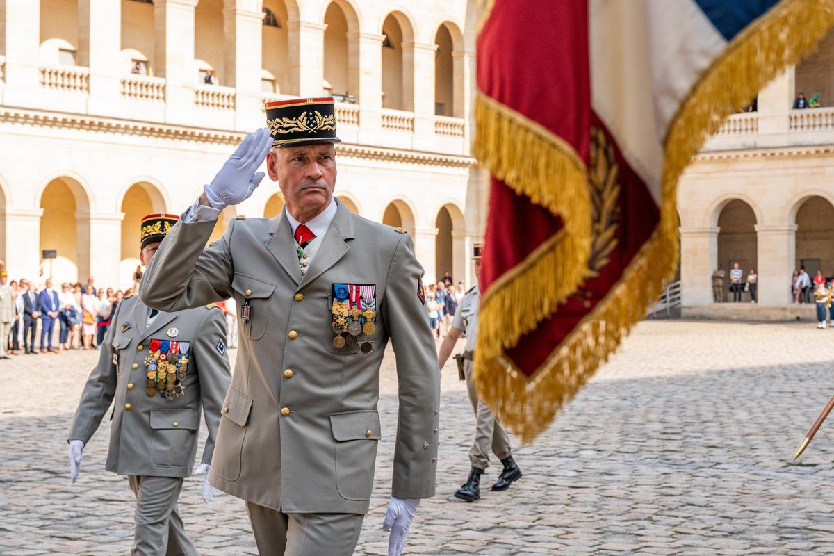 CEMAT_FR's tweet photo. J’ai eu la fierté d’être un des soldats de l’armée de Terre. 

J’ai eu l’honneur de les commander pendant cinq ans.

 Leur engagement, leur courage et leur sens du service sont une source de confiance et d’espoir pour notre pays. 

Sur le territoire national comme à l’extérieur de nos frontières, ils servent la France avec une exigence et une détermination exemplaires. 

Grâce à eux, l'armée de Terre remplit toutes les missions qui lui sont confiées et s’adapte pour préparer les combats de demain.
 
Le général d’armée Jacques de Montgros prend ce soir le commandement de l’armée de Terre. 

Je lui souhaite pleine réussite dans ses responsabilités.

 Il pourra compter sur des femmes et des hommes dont l’allant, la compétence et la force permettront à l'armée de Terre de poursuivre sa mission au service de la France, de ses habitants, et de ses intérêts.