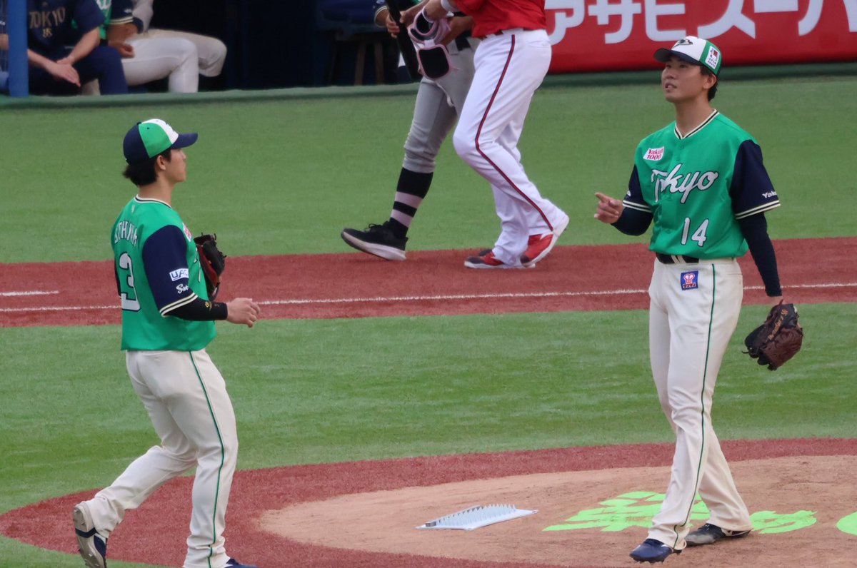 YagamiSuna's tweet photo. 2026.7.25 神宮

フォアボール後の声かけ。
そまくんの3枚目の立ち姿好き。

#西舘昂汰
#内山壮真 https://t.co/iEepC8Tklj