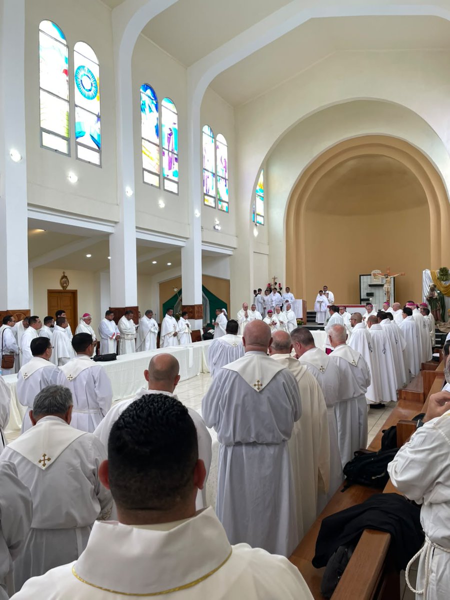 suyapamedios's tweet photo. Todo el clero que participará de la celebración de la Ordenación Episcopal de Monseñor Patricio Larrosa como nuevo Obispo de la Diócesis de Danlí; listos y preparados para el inicio de esta sagrada Eucaristía.
#SuyapaMedios #Ordenacion #Episcopal #Danli #Monseñor #PatricioLarrosa https://t.co/MxaXwx6CEn