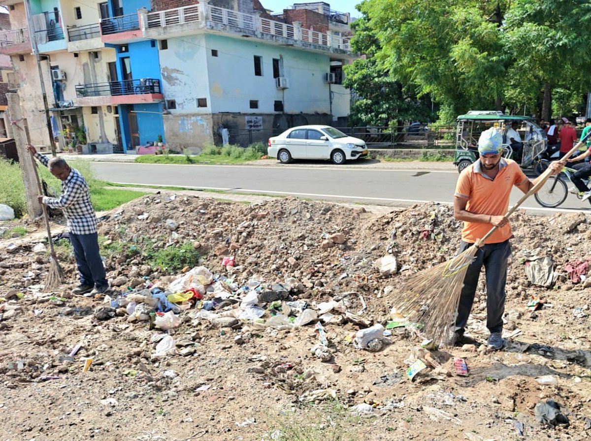MCChandigarh's tweet photo. #SafaiApnaoBimariBhagao

An awareness campaign was conducted in Daddu Majra near the Community Centre (Admin Land) under the #SafaiApnaoBimariBhagao campaign. Residents were sensitised about the segregation of four types of waste and encouraged to maintain cleanliness in and around their surroundings for a cleaner, healthier Chandigarh.@SwachhBharatGov

#SwachhChandigarh #WasteSegregation #MunicipalCorporationChandigarh #CleanlinessDrive