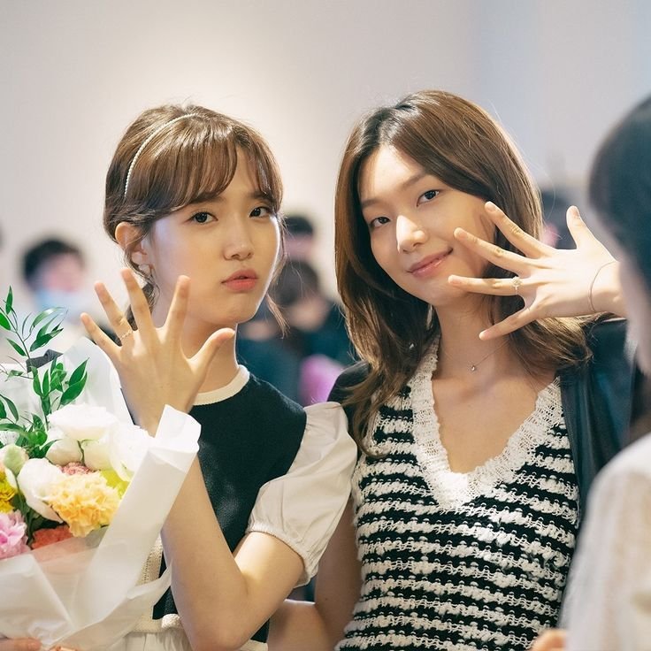 hubgirlslove's tweet photo. 🚨 HOMOFOBIA? Lee Hojung e Yoon Seoah, atrizes que interpretaram Sol e Jiwan, o casal secundário de #Nevertheless, afirmaram que a Netflix cortou a cena de beijo entre as personagens. https://t.co/hlxt3EAMcF