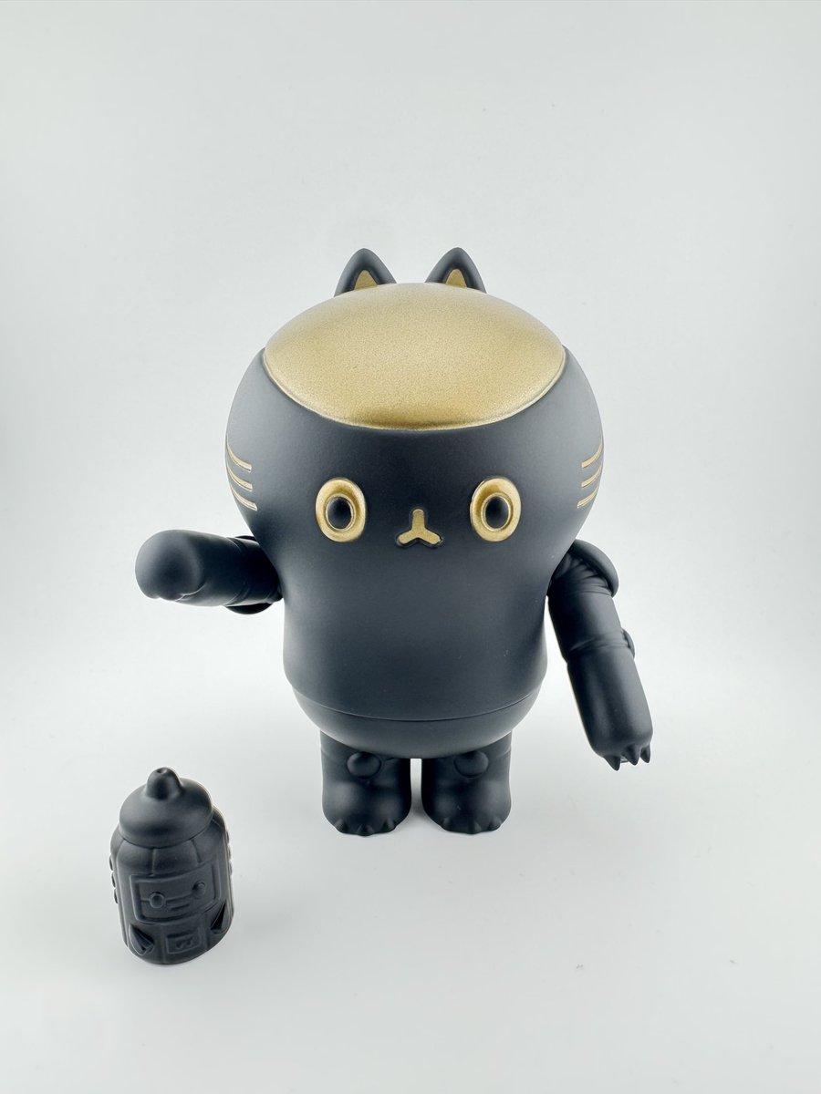 PunchKickToys's tweet photo. 【WF2026S 販売告知!!! 】

発売前にも関わらず、本当に本当にたくさんのお問い合わせを頂戴しまして、ありがとうございます！

WF2026Sに関しましては、以下の販売方法とさせてくださいませ！

★お値段や販売方法等★

ネコーネン
◆ソフビ◆
“シルバー ソルト”
"ゴールド ペッパー"
"ブラウン シナモン"
各色：10,000円（税込）
※スタートから販売開始、先着販売になります
※お一人様1回のお並びで、1体ご購入が可能です
※色違いご希望の方は大変恐れ入りますが、再度お並びいただきたく存じます><
※状況次第で臨機応変に対応させてくださいませ！

◆グッズ◆
・キラシール（3種）
・バッヂ（3種）
各500円（税込）
※13時目安で販売を開始する予定、先着販売になります
※状況次第で開始時刻が前後することご容赦ください><
※お一人様1回のお並びで、1種につき1枚までご購入が可能です

・アクリルキーホルダー（3種）
各1,000円（税込）
※13時目安で販売を開始する予定、先着販売になります
※状況次第で開始時刻が前後することご容赦ください><
※お一人様1回のお並びで、1種につき1個までご購入が可能です

販売ブース：4-21-01 おもちゃのタケヤマ

お気をつけてお越しくださいませ！

#横山宏 先生 #タケヤマ・ノリヤ 先生 #いわさきゆうし 氏 #マシーネンクリーガー #SAFS #ケローネン #ネコーネン #ソフビ #ワンフェス #横山宏展2026 #ワンダーフェスティバル #WF2026S