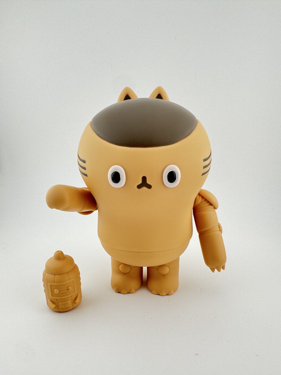 PunchKickToys's tweet photo. 【WF2026S 販売告知!!! 】

発売前にも関わらず、本当に本当にたくさんのお問い合わせを頂戴しまして、ありがとうございます！

WF2026Sに関しましては、以下の販売方法とさせてくださいませ！

★お値段や販売方法等★

ネコーネン
◆ソフビ◆
“シルバー ソルト”
"ゴールド ペッパー"
"ブラウン シナモン"
各色：10,000円（税込）
※スタートから販売開始、先着販売になります
※お一人様1回のお並びで、1体ご購入が可能です
※色違いご希望の方は大変恐れ入りますが、再度お並びいただきたく存じます><
※状況次第で臨機応変に対応させてくださいませ！

◆グッズ◆
・キラシール（3種）
・バッヂ（3種）
各500円（税込）
※13時目安で販売を開始する予定、先着販売になります
※状況次第で開始時刻が前後することご容赦ください><
※お一人様1回のお並びで、1種につき1枚までご購入が可能です

・アクリルキーホルダー（3種）
各1,000円（税込）
※13時目安で販売を開始する予定、先着販売になります
※状況次第で開始時刻が前後することご容赦ください><
※お一人様1回のお並びで、1種につき1個までご購入が可能です

販売ブース：4-21-01 おもちゃのタケヤマ

お気をつけてお越しくださいませ！

#横山宏 先生 #タケヤマ・ノリヤ 先生 #いわさきゆうし 氏 #マシーネンクリーガー #SAFS #ケローネン #ネコーネン #ソフビ #ワンフェス #横山宏展2026 #ワンダーフェスティバル #WF2026S