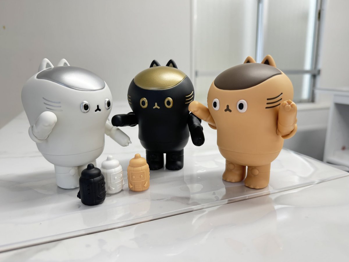 PunchKickToys's tweet photo. 【WF2026S 販売告知!!! 】

発売前にも関わらず、本当に本当にたくさんのお問い合わせを頂戴しまして、ありがとうございます！

WF2026Sに関しましては、以下の販売方法とさせてくださいませ！

★お値段や販売方法等★

ネコーネン
◆ソフビ◆
“シルバー ソルト”
"ゴールド ペッパー"
"ブラウン シナモン"
各色：10,000円（税込）
※スタートから販売開始、先着販売になります
※お一人様1回のお並びで、1体ご購入が可能です
※色違いご希望の方は大変恐れ入りますが、再度お並びいただきたく存じます><
※状況次第で臨機応変に対応させてくださいませ！

◆グッズ◆
・キラシール（3種）
・バッヂ（3種）
各500円（税込）
※13時目安で販売を開始する予定、先着販売になります
※状況次第で開始時刻が前後することご容赦ください><
※お一人様1回のお並びで、1種につき1枚までご購入が可能です

・アクリルキーホルダー（3種）
各1,000円（税込）
※13時目安で販売を開始する予定、先着販売になります
※状況次第で開始時刻が前後することご容赦ください><
※お一人様1回のお並びで、1種につき1個までご購入が可能です

販売ブース：4-21-01 おもちゃのタケヤマ

お気をつけてお越しくださいませ！

#横山宏 先生 #タケヤマ・ノリヤ 先生 #いわさきゆうし 氏 #マシーネンクリーガー #SAFS #ケローネン #ネコーネン #ソフビ #ワンフェス #横山宏展2026 #ワンダーフェスティバル #WF2026S
