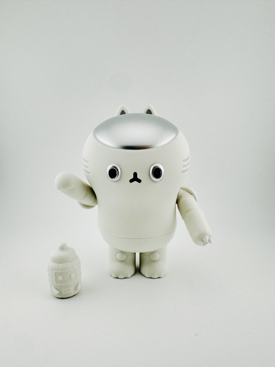 PunchKickToys's tweet photo. 【WF2026S 販売告知!!! 】

発売前にも関わらず、本当に本当にたくさんのお問い合わせを頂戴しまして、ありがとうございます！

WF2026Sに関しましては、以下の販売方法とさせてくださいませ！

★お値段や販売方法等★

ネコーネン
◆ソフビ◆
“シルバー ソルト”
"ゴールド ペッパー"
"ブラウン シナモン"
各色：10,000円（税込）
※スタートから販売開始、先着販売になります
※お一人様1回のお並びで、1体ご購入が可能です
※色違いご希望の方は大変恐れ入りますが、再度お並びいただきたく存じます><
※状況次第で臨機応変に対応させてくださいませ！

◆グッズ◆
・キラシール（3種）
・バッヂ（3種）
各500円（税込）
※13時目安で販売を開始する予定、先着販売になります
※状況次第で開始時刻が前後することご容赦ください><
※お一人様1回のお並びで、1種につき1枚までご購入が可能です

・アクリルキーホルダー（3種）
各1,000円（税込）
※13時目安で販売を開始する予定、先着販売になります
※状況次第で開始時刻が前後することご容赦ください><
※お一人様1回のお並びで、1種につき1個までご購入が可能です

販売ブース：4-21-01 おもちゃのタケヤマ

お気をつけてお越しくださいませ！

#横山宏 先生 #タケヤマ・ノリヤ 先生 #いわさきゆうし 氏 #マシーネンクリーガー #SAFS #ケローネン #ネコーネン #ソフビ #ワンフェス #横山宏展2026 #ワンダーフェスティバル #WF2026S