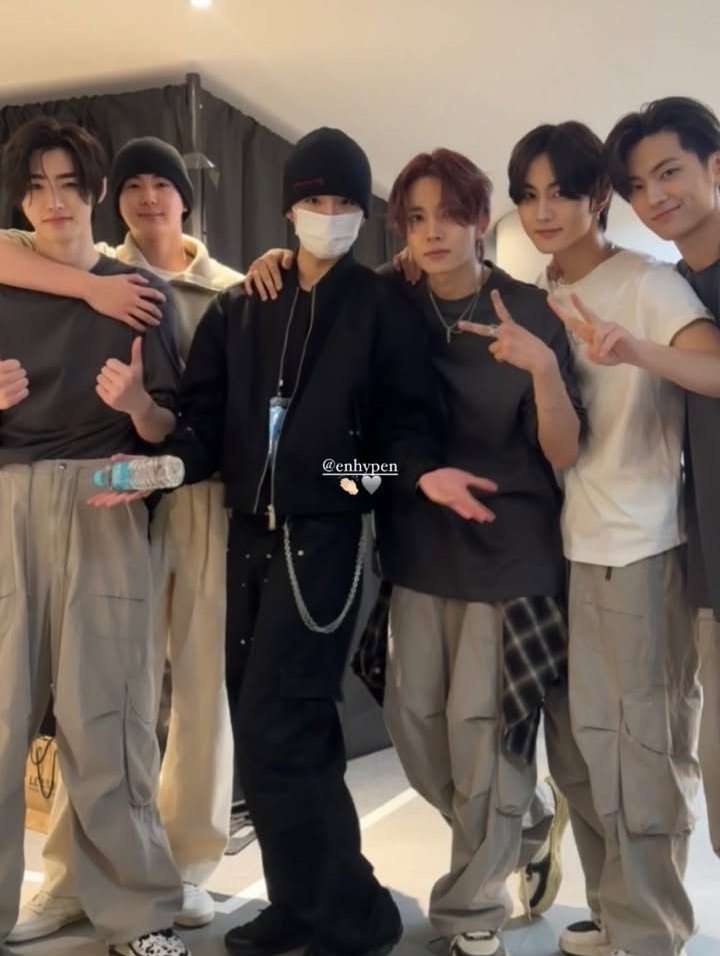 jjoeyllaa's tweet photo. sangwon viralizando por parecer mto os jaywon mas ele é literalmente filho deles olha aí ele indo ver os pais e os amigos dos pais dele https://t.co/yJGw9usSWH