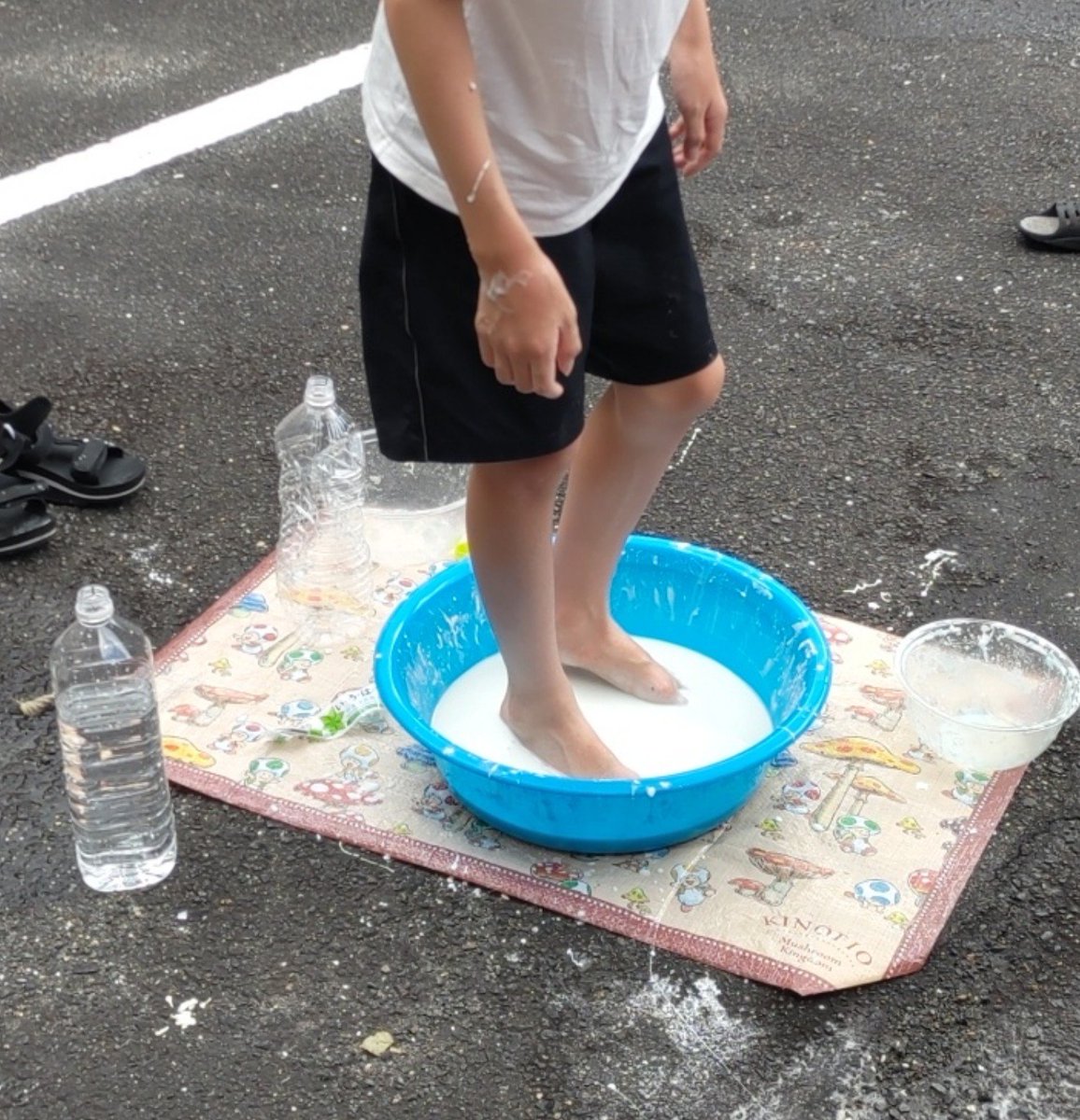 yukomt's tweet photo. ずっとやりたかったやつ、やっとできた。大量の片栗粉でダイラタンシー。ゆっくり動くと足は抜けるけど、勢いよくジャンプすると足は抜けず、タライごとついてくる。 https://t.co/Je3DU6AKrJ