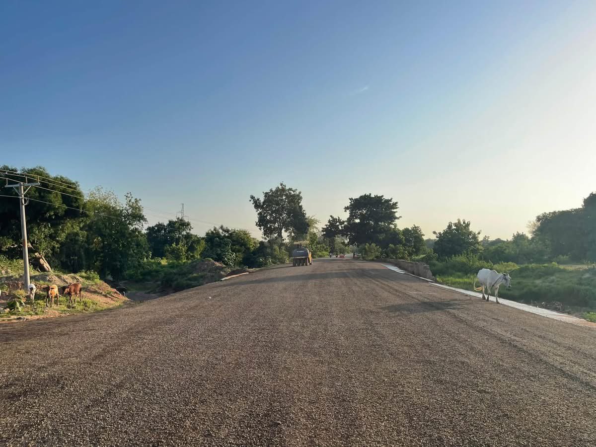 tv3_ghana's tweet photo. 📸 Photos from works on the partial reconstruction of the Navrongo- Chuchuliga-Tumu Road, including the Navrongo-Chuchuliga-Sandema Road and Pwalugu-Paga Spur.

#3NewsGH #TV3GH https://t.co/LveExlhcBb