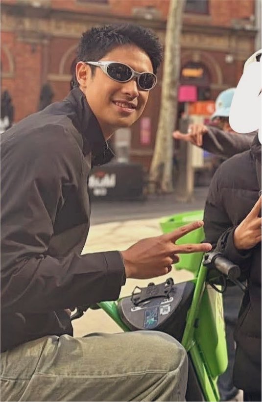 doughnbil's tweet photo. donny &amp; belle yesterday with their bikes. hinintay pa daw talaga ni donny makatawid, so that they could take a picture with him. two good hearts 🫶 

rest well &amp; enjoy, donny &amp; belle! 🇦🇺 https://t.co/9qId9QVhs6
