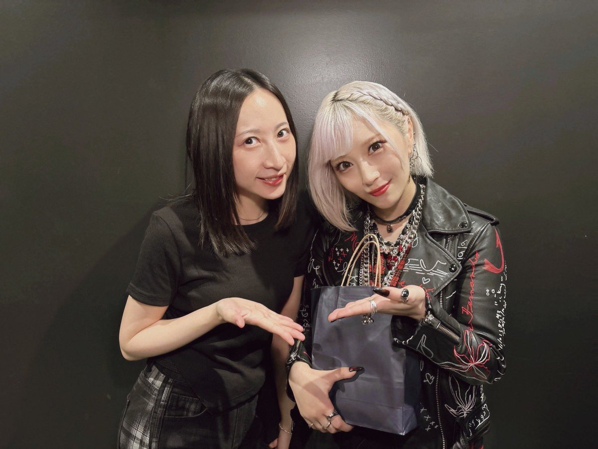 Hikaru_0702_'s tweet photo. 言葉が大事なこともあるけれど、言葉以外から感じる大切なものもたくさんあるよね。
ReoNaの心が音にのってお歌になって
それにみんなが共鳴してた。
素敵な瞬間をありがとう…！🌹

8/29、久しぶりに一緒で楽しみだねっ
よろしくね♪

こっちの写真も載せちゃう…今日は大盤振る舞いだ…！笑 https://t.co/iQ2JTbngZd