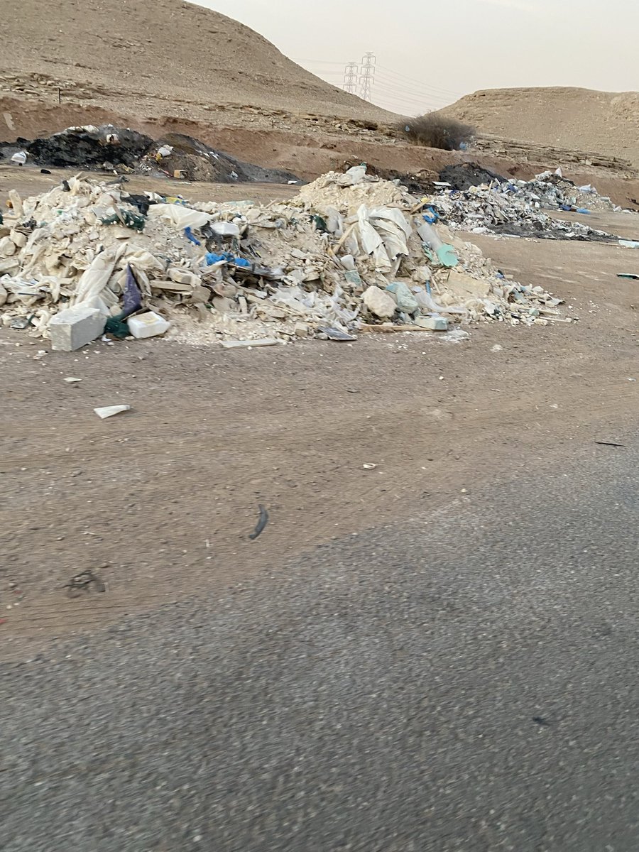 Mds236's tweet photo. مكب المخلفات جديد الحاير

اهل الحاير الذين في الدهو يعانون من اصحاب الحاويات المخالفه التى تكب في احد اودية الدهو
خلف احدى المزارع وبعض اهل الحاويات يكب على الطريق الزراعي لكي لايدفع100 ريال مماينتج التلوث البصري.
اين المسوول اين البلديه https://t.co/jhIQ66vvxG