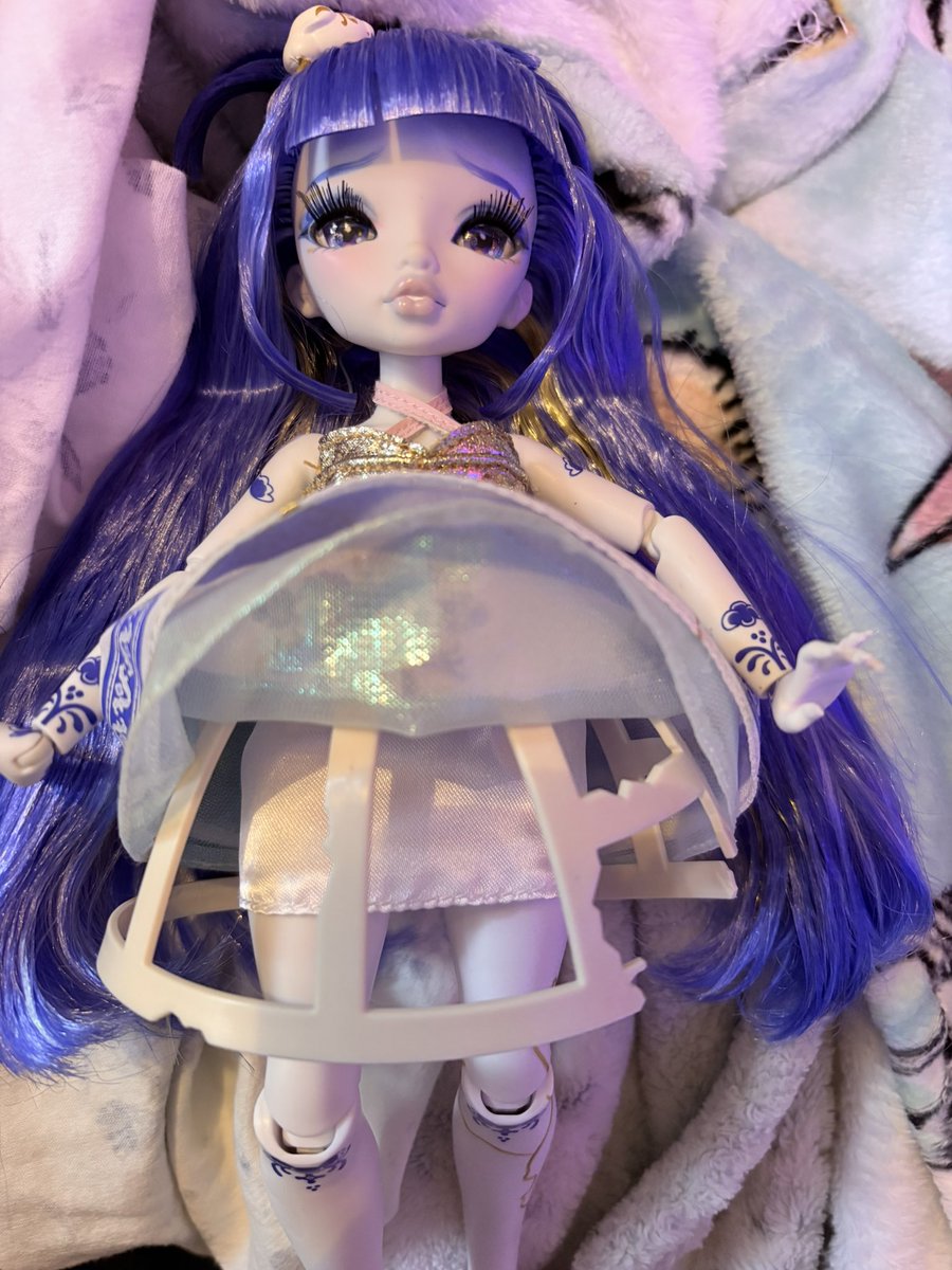 phantomamnesiac's tweet photo. and why did no one tell me that suki has a fucking cage skirt!!!!!!!! https://t.co/nPTRbG1uaH