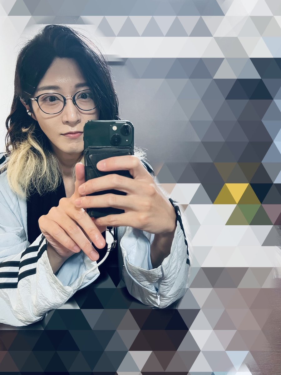 monaki_official's tweet photo. こんにちは。
サカイJr.です。

本日は『tbc夏まつり』さまに参加させて頂きました💙
あっと言う間に宮城県2日目です。
『tbc夏まつり』さま、素敵なゲストの方々ばかりで、大変恐縮でしたが、、
貴重な機会を頂けて最高の夏が始まった気がしました。
あいにくの土砂降り予報でしたが、、モナカマのみなさまのパワーで少し雨の勢いが緩んだ気がします。ｱﾒｵﾄｺｽｷﾞﾀﾈ、ｺﾞﾒﾝ・・。
足元の悪い中、みなさま本当に本当に来て頂いてありがとうございます。
雨の中、笑顔でこちらをじっと観て一緒に盛り上がってくださった方々、嬉しすぎてウルっとしました。（涙腺弱め37歳）
今日は残念ながらラウンドがありませんでしたが、
みなさま全員に「感謝の想い」を伝えたくて沢山みなさまを見つめてメッセージを送り続けていました！（届いていたら嬉しいです・・・）
そして雨の中、しっかりとジュニ色のペンライト、うちわ、メッセージボード、髪色、、見えていました！後ろの方々もしっかり見えていました、、嬉しすぎて口角が上がりっぱなしでした。。
宮城県で会いにきてくださったモナカマのみんな、大好きです！
温かな声援で包んでくださりありがとうございました💙
実は東北は会社員時代にがっつりお仕事をしていたので深い愛情があったりします。
また、散歩しに戻ってきます。出来なかったら妄想します。ﾏｯﾃﾃﾈ！
（あ、サカイJr.を応援してくれてる人の名前について沢山コメントありがとうございます。しっかり見てますがまだまだ募集中です💙）

📝一言メモ
本日の舞台は『仙台市』です。
仙台市、、例にも漏れずに散歩ができませんでしたが、
妄想散歩、サカイJr.調べではりきって参ります。

仙台市は東北地方でも人口約109万人と言う最大級の都市です。
東北新幹線でも東京から1時間半とアクセスも良好です。
仙台市は「杜の都」という名称でも親しまれています。ｽﾃｷﾅﾅﾏｴ。
サカイJr.的注目ポイントは以下3つです。

●「杜の都」という都市づくり
都市づくりの目線で少し仙台市を見てみますと、
江戸時代、伊達政宗が武家屋敷や寺社に樹木を植えることを推奨したことが始まりで、その緑の文化が現代まで受け継がれているようです。戦災で一度失われましたが、市民の方の絶え間ない努力によって復興が行われ、現在では青葉通や定禅寺通のケヤキ並木が街のシンボルになっています。
地元の方に少しお話も伺えたのですが、
・都心に大規模な街路樹
・四季によって街の表情が変化する
・建物だけではなく「緑」が都市のデザインを担っている
という点が特徴なのかな、と妄想します。
サカイJr.実は緑に関する論文も書いた経験があり、都市の中にある緑の需要性を信じています。ﾐﾄﾞﾘｽｷ。

●「定禅寺通」という舞台について
「定禅寺通」写真で見てからとってもとても行きたかったのですが、妄想です。
こちらは約700m続くケヤキ並木が特徴となっていますが、
中央分離帯が遊歩道になっており、ベンチや彫刻が並び市民の方の憩いの場になっているようです。
調べてみると、
「仙台・青葉まつり」や「定禅寺ストリートジャズフェスティバル」「SENDAI光のページェント」など多くのイベントが行われているようで、道路が「広場」となっています。
安全面を考慮すると難易度が高い計画ですが、行政さまの「都市とはこうあって欲しい」という大きな夢が垣間見れる素敵な空間ですよね。ｽﾃｷ。

●「せんだいメディアテーク」という世界的な建築物
僕が大学生の頃、建築学生の作品展が開かれており仙台にお邪魔したことがあります。
その際、やはり訪れたのが「せんだいメディアテーク」です。
こちらは伊東豊雄先生の代表作となりますが、ガラスの箱の中を「チューブ」と呼ばれる柱が貫く革新的な構造になっています。
建築物において基本的な「柱」という概念が壊れるインパクトの大きい作品です。
自分の学生の頃の設計に大きな影響を与えてくれました。
図書館・ギャラリー・映像施設が一体となり、「誰もが自由に利用できる公共空間」となっています。

少し整理すると
サカイJr.的仙台市の魅力は以下に帰着しました。
①緑を都市インフラとして設計している
　→街路樹や公園を重要な要素として初期から設計に組み込んでいる
②世界的建築と歴史的景観が共存している
　→せんだいメディアテークと定禅寺通などの共存
　　また、碁盤目状の道路や広い街路など城下町の骨格を現代まで活かしている点も歴史的景観を重んじていると感じます

この「街全体を一つの都市作品」とする仙台市の考え方は、
「モナカマのみなさまとの繋がりを含めてモナキのステージでありたい」というサカイJr.の想いに通じる点が多く、刺激を受けまくってしまいました。
最後まで読んで頂きありがとうございました。ﾈﾃﾈ！

本日は楽屋の様子、イベントの様子をパシャリ。

#いつだってモナカマと
#モナキの日常