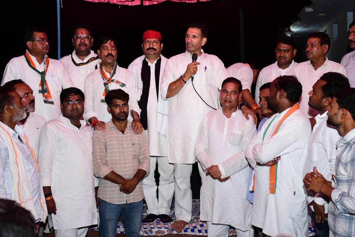 jitupatwari's tweet photo. दतिया विधानसभा के ग्राम निरावल-बिजनिया, खटोला के परिवारजनों से मुलाकात कर उपचुनाव में कांग्रेस के पक्ष में मतदान करने तथा कांग्रेस प्रत्याशी श्री घनश्याम सिंह जी को भारी मतों से विजयी बनाने का आग्रह किया।

इस अवसर पर पूर्व मंत्री सचिन यादव जी, पीसी शर्मा जी, समाजवादी पार्टी के प्रदेश अध्यक्ष मनोज यादव जी, वरिष्ठ नेता अवधेश नायक जी, जिला कांग्रेस अध्यक्ष अशोक दांगी जी सहित नेतागण उपस्थित रहे।