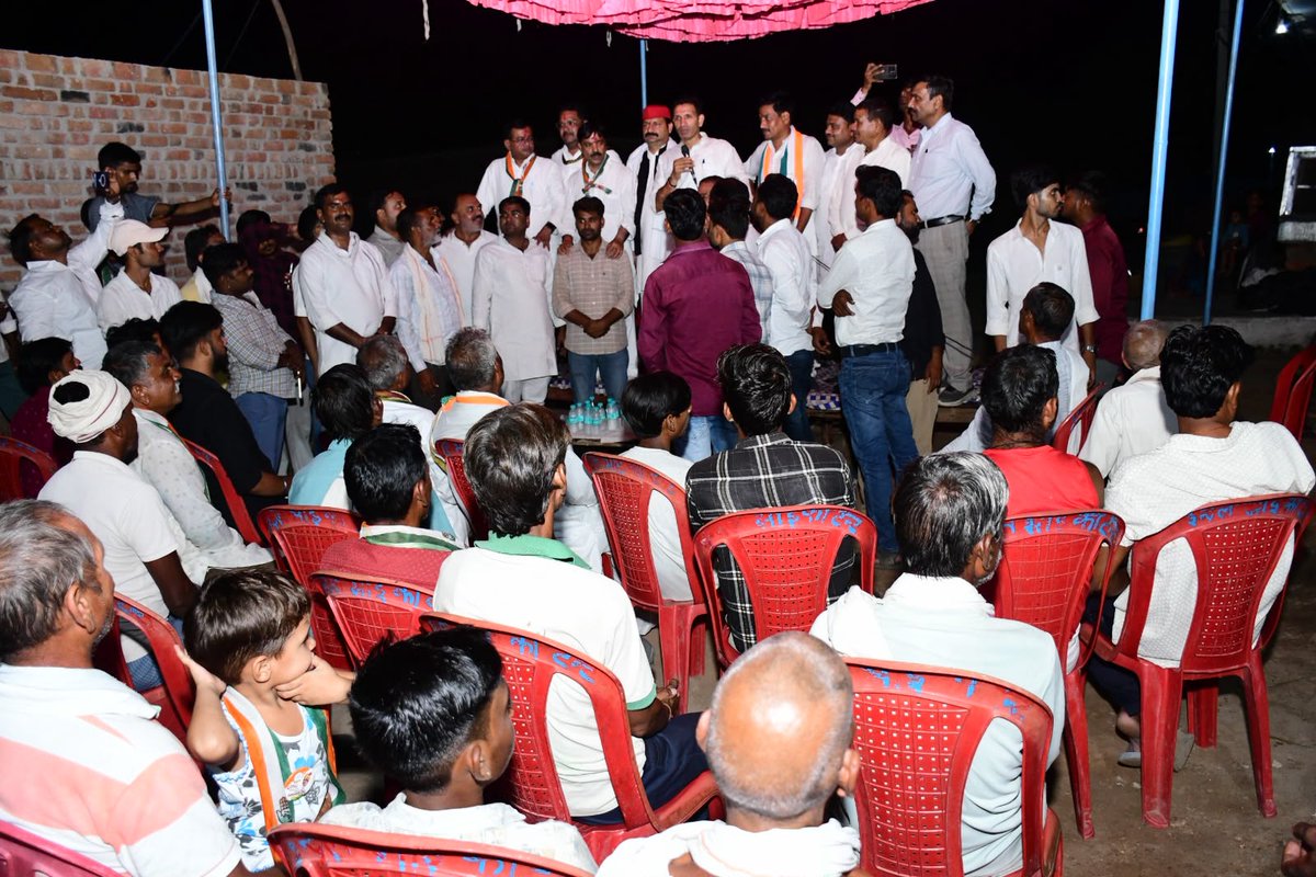 jitupatwari's tweet photo. दतिया विधानसभा के ग्राम निरावल-बिजनिया, खटोला के परिवारजनों से मुलाकात कर उपचुनाव में कांग्रेस के पक्ष में मतदान करने तथा कांग्रेस प्रत्याशी श्री घनश्याम सिंह जी को भारी मतों से विजयी बनाने का आग्रह किया।

इस अवसर पर पूर्व मंत्री सचिन यादव जी, पीसी शर्मा जी, समाजवादी पार्टी के प्रदेश अध्यक्ष मनोज यादव जी, वरिष्ठ नेता अवधेश नायक जी, जिला कांग्रेस अध्यक्ष अशोक दांगी जी सहित नेतागण उपस्थित रहे।