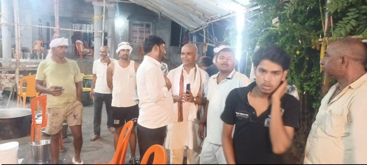 rjdkumarrupesh's tweet photo. बछवाड़ा शिबुटोल निवासी गायक, संजय बिहारी जी के पिता जी के श्राद्ध कर्म में शामिल हुआ एवं उनके तैल चित्र पर पुष्प अर्पित कर श्रद्धा सुमन अर्पित किया।
ईश्वर उनके परिवार को इस पहाड़ जैसी पीड़ा को सहने की हिम्मत एवं साहस दें और उनके आत्मा को अपने श्री चरणों में जगह दें।
#RIP https://t.co/CS6xvw7WN4