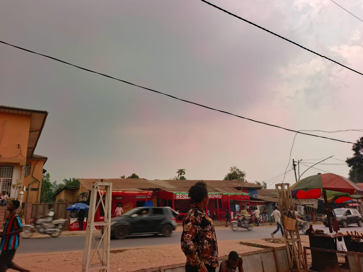 MOTEMA_CD's tweet photo. 🤍🇨🇩 Démonstration de la puissance de la nature dans la province du Kwilu. 

Le ciel s’est assombri et une forte pluie a commencé à s’abattre sur la ville de Kikwit. ⛈️ https://t.co/cxT8R6koZC