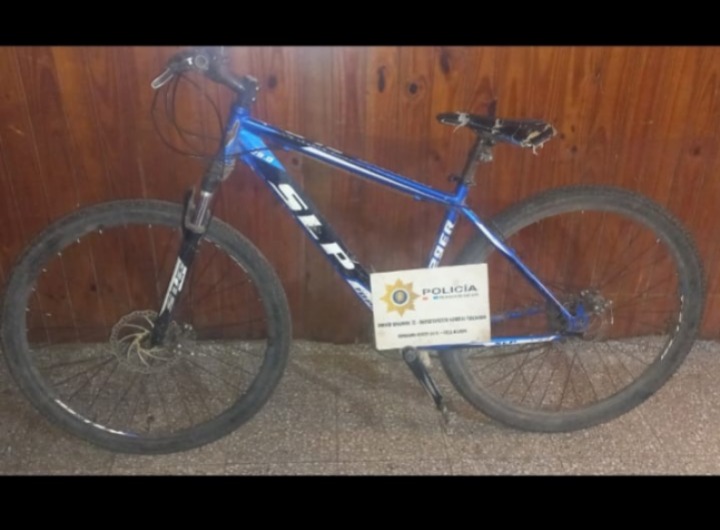 Paralelo28SF's tweet photo. Villa Ocampo: Recuperan una bicicleta robada y aprehenden al presunto autor del hurto https://t.co/hFlaKopJGE https://t.co/8qZEXSBwq7