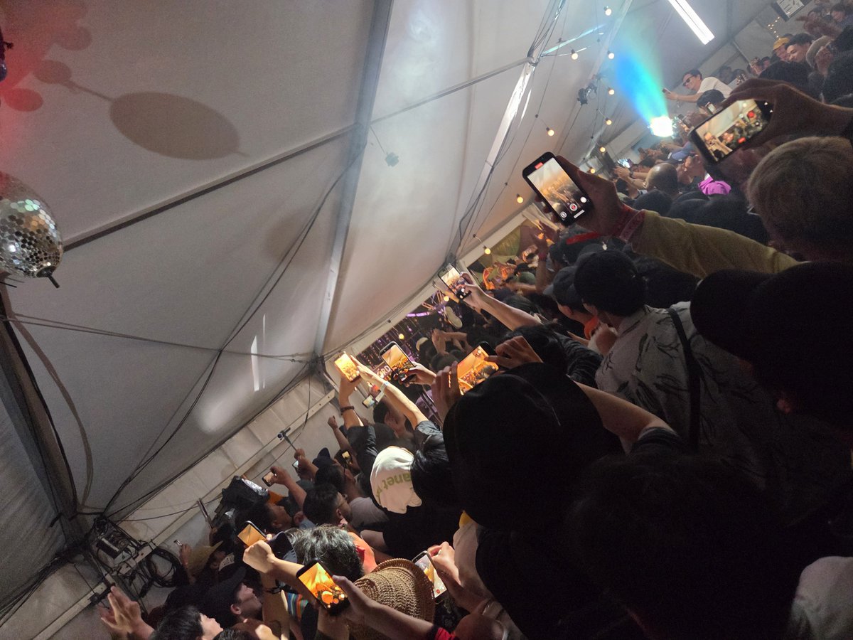 GxAxRxIMANIA's tweet photo. BOSSさん、最後にチバさんの名言を引用して『俺達が日本のTHA BLUE HERBだ！』
『戦争反対！平和に生きましょう！Peace！』

#THABLUEHERB
#THEEMICHELLEGUNELEPHANT
#フジロック
#fujirock https://t.co/2bEdP15Gxf