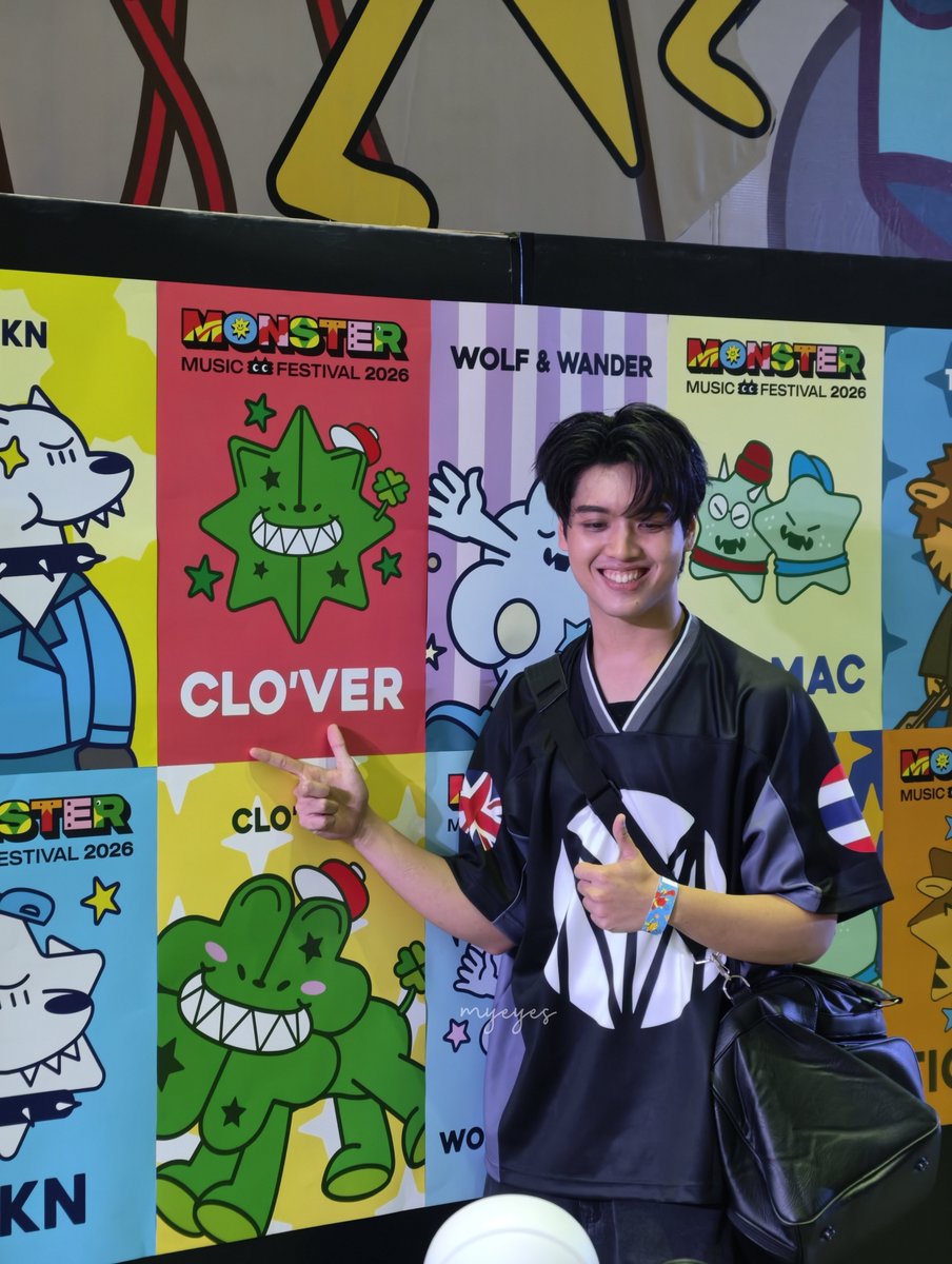 spineyez's tweet photo. ยืนรอต่อคิวถ่ายป้ายไลแคนเจอน้องอชิมาถ่ายรูปป้ายเหมือนกัน น่ารักคั้บ 💘 

#MonsterMusicFestival2026xCLO_VER
#CLO_VER #Aliazhl_ https://t.co/9Z7dAvERW1
