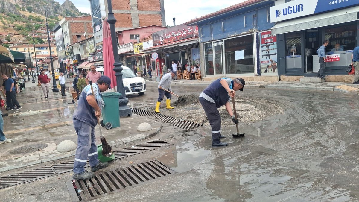mkyazicioglutr's tweet photo. Tokat'ımızda yaklaşık 45 dakika etkili olan sağanak yağış, fırtına ve dolu sonrasında ekiplerimiz şehrimizin dört bir yanında tam kadro sahada çalışmalarını sürdürüyor.

Şehrimiz başta olmak üzere Türkiye'nin dört bir yanında ani gelişen yağış, fırtına ve dolu afetinden olumsuz etkilenen tüm vatandaşlarımıza geçmiş olsun dileklerimi iletiyor, olumsuz hava koşullarına karşı dikkatli ve tedbirli olmalarını önemle rica ediyorum. 

ALO 153 Beyaz Masa hattımızdan her türlü destek talebinde bulunabilirsiniz.

Rabbim devletimizi ve milletimizi her türlü afetten muhafaza eylesin. 🤲