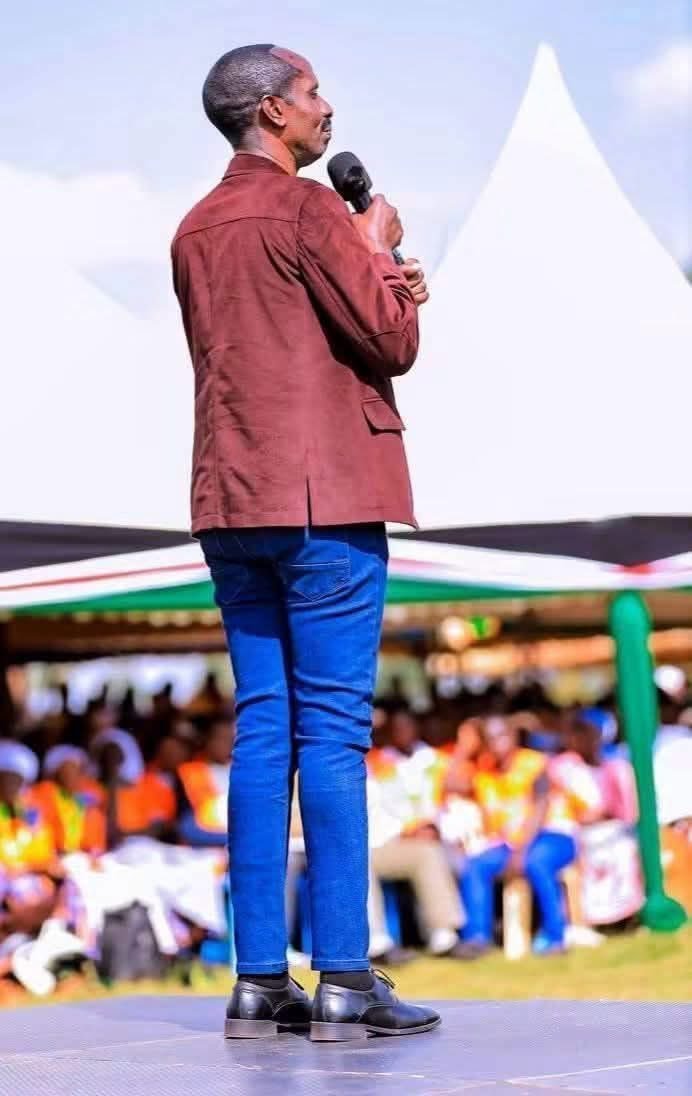 MissLingard14's tweet photo. I am interested in how he held his Mic https://t.co/ocIoQTJUut
