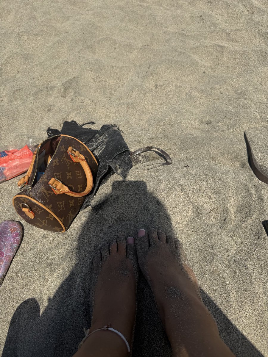 els1334's tweet photo. Which one of you wants to buy these worn flip flops 😏😏😏🦶🏽👣

#wornshoes #flipflops #sandals #allthingsworn #wornsocks #worn #usedshoes #usedflipflop #usedshoe #second #feetfetısh #findom #OF #sub #feetworshi̇p #feetcontents #onlyfans #fetish #feet #prettytoes #toes #feet #foot https://t.co/hi9sb12ghR