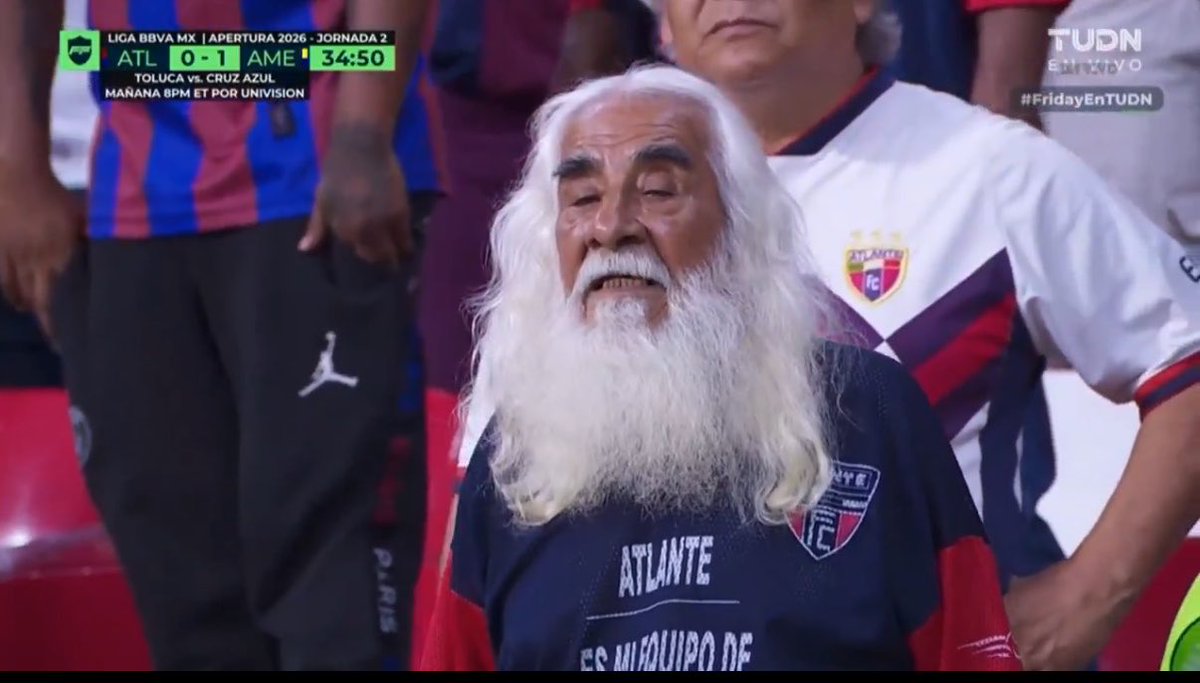 mauriazuI's tweet photo. Definición gráfica de la frase “hierba mala nunca muere”, como 5 descensos, dos cambios de estado, una pandemia y el señor sigue apoyando al Atlante con la misma puta playera jajajaja https://t.co/nrDC6C9GrA