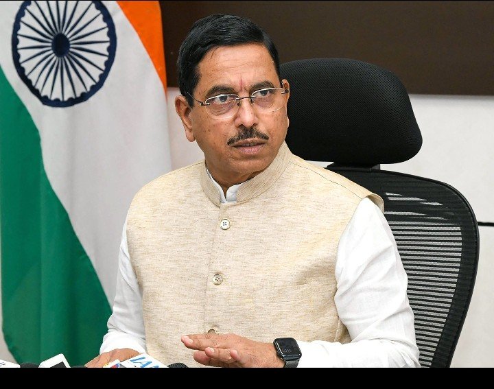 Ravi_indraaa's tweet photo. UGC/ NEET के बाद भी BJP का समर्थन करना जनता को खुद पर कालिख पोतने जैसा था। 

BJP ने बस यह पक्का किया कि वह कालिख और गहरी होती जाए। 
 #DharmendraPradhan
 नए शिक्षा मंत्री प्रहलाद जोशी 👌 https://t.co/1CTqUDVuKJ