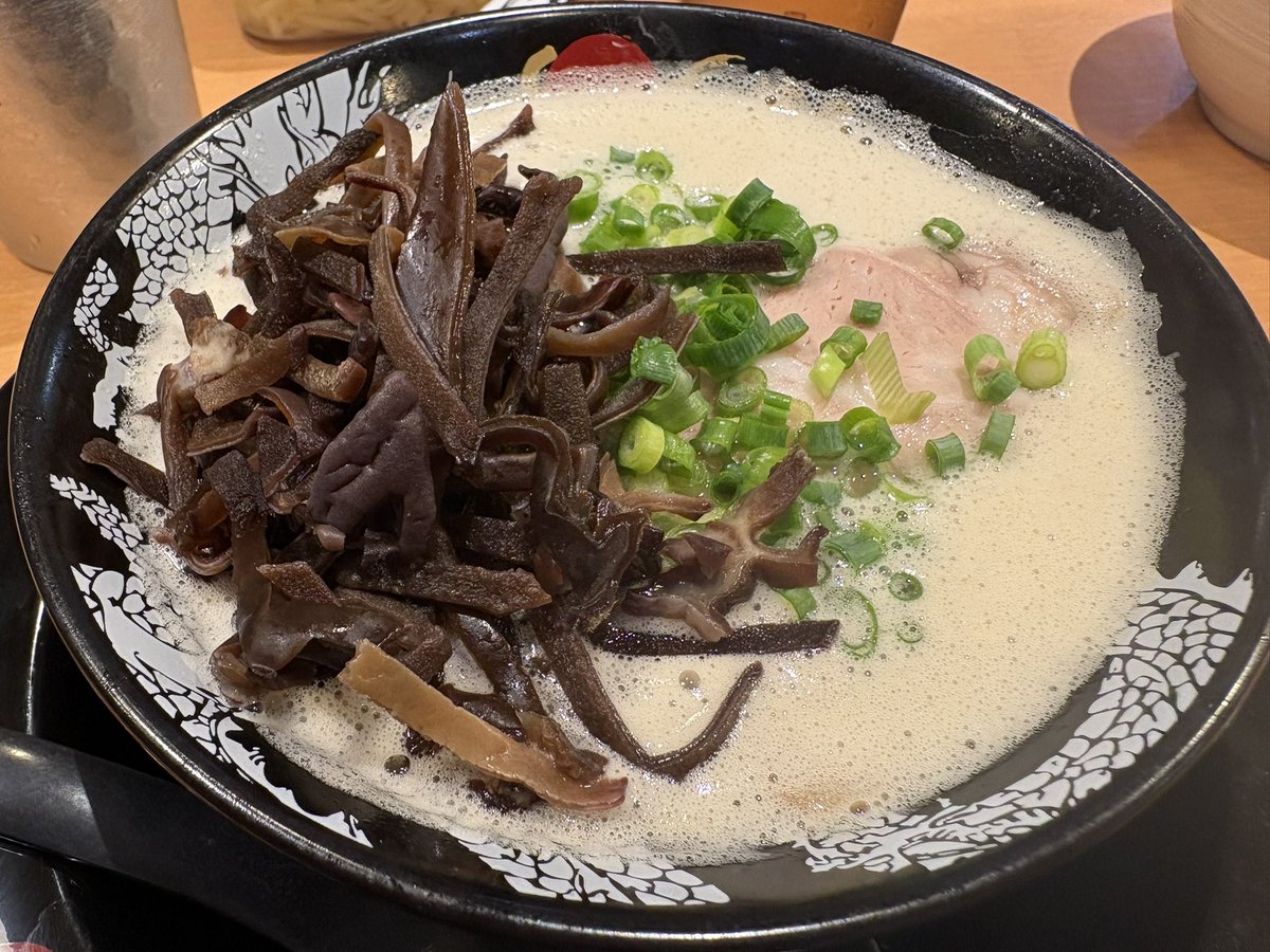 QfPuy's tweet photo. ミニラメーンにきくらげもり
ミニに見えないだろう https://t.co/mSlA3Nad9z