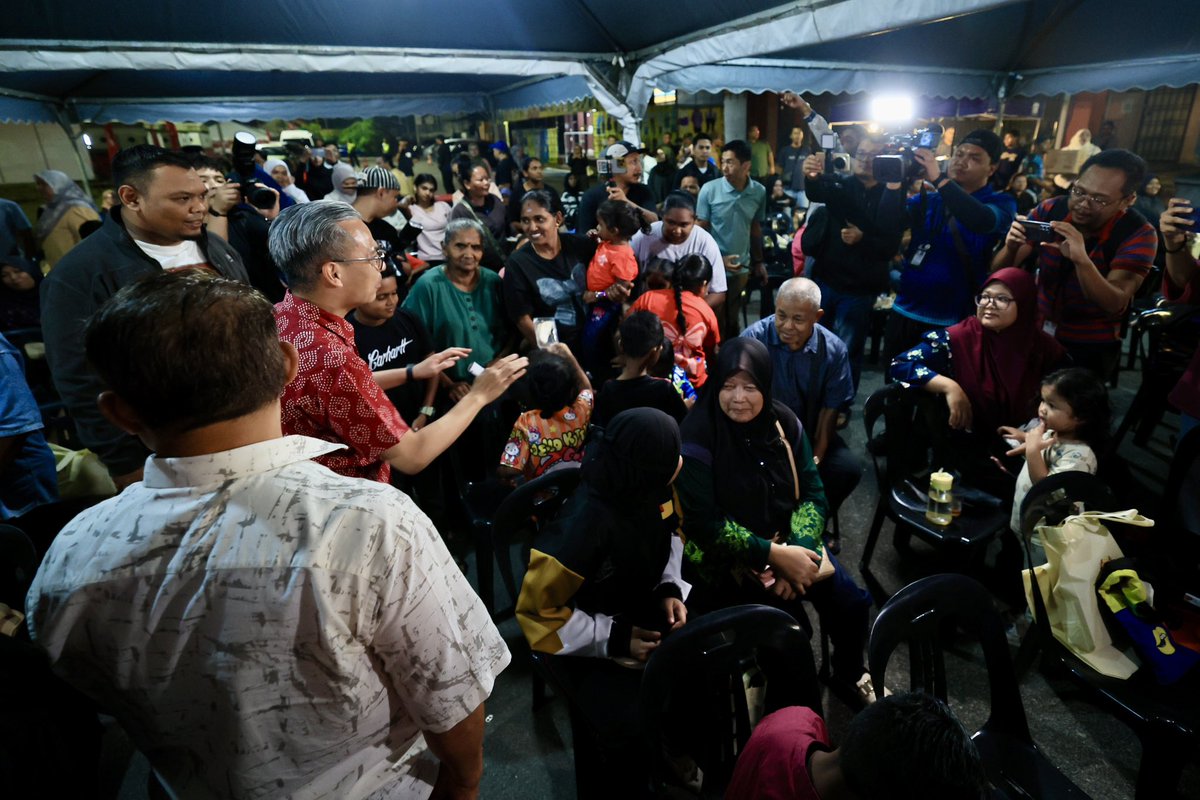 fahmi_fadzil's tweet photo. Layan wayang pacak dengan warga Rompin, Negeri Sembilan malam ni.

"Gayong 2" memang best! 

Lagi meriah bila pelakon Syafie Naswip pun turun padang jumpa penonton. 

Terima kasih JAPEN dan FINAS kerana bawakan tayangan ini kepada penduduk. 

Menerusi program sebegini kita bukan sekadar tengok filem, tapi dapat berkumpul, bersembang dan luang masa bersama.
