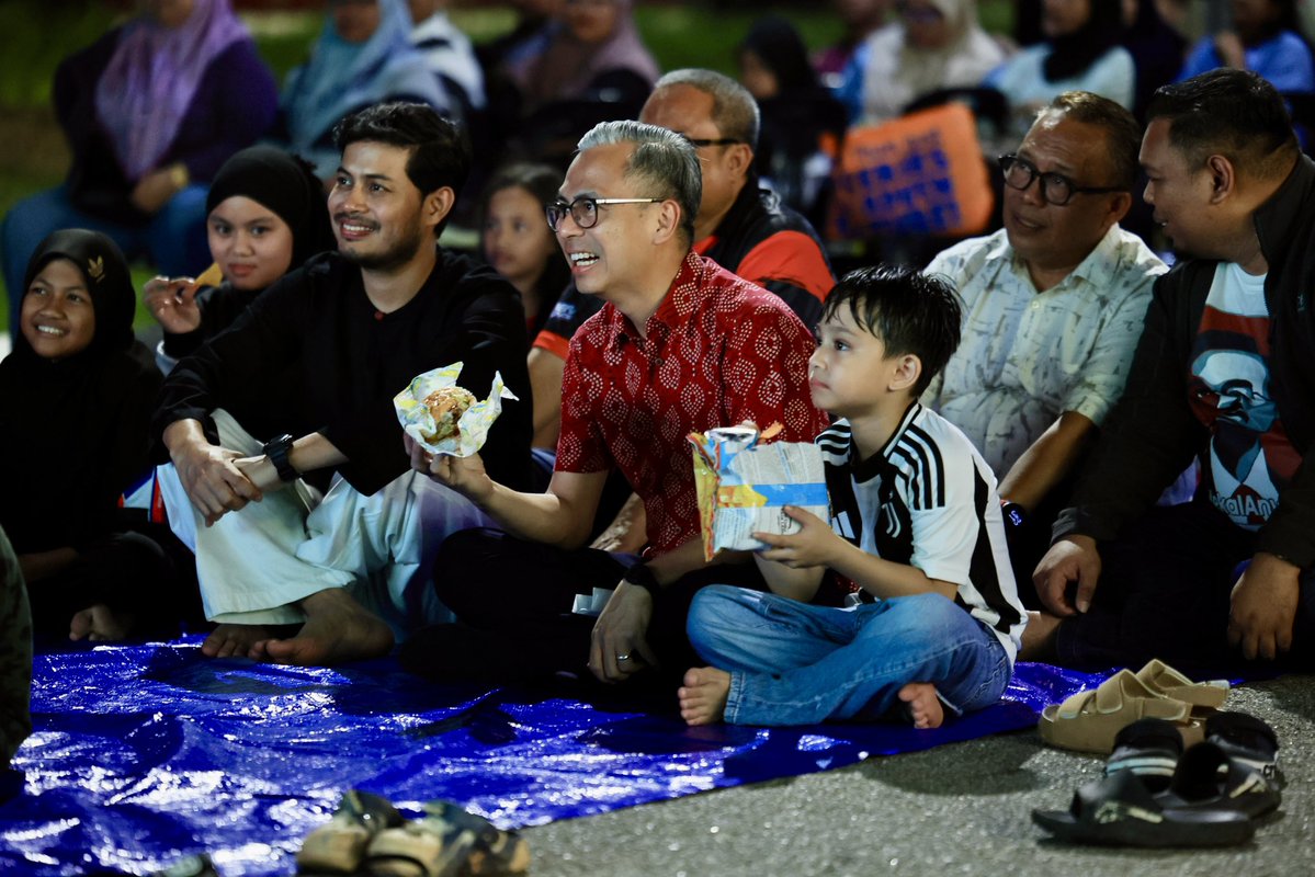 fahmi_fadzil's tweet photo. Layan wayang pacak dengan warga Rompin, Negeri Sembilan malam ni.

"Gayong 2" memang best! 

Lagi meriah bila pelakon Syafie Naswip pun turun padang jumpa penonton. 

Terima kasih JAPEN dan FINAS kerana bawakan tayangan ini kepada penduduk. 

Menerusi program sebegini kita bukan sekadar tengok filem, tapi dapat berkumpul, bersembang dan luang masa bersama.