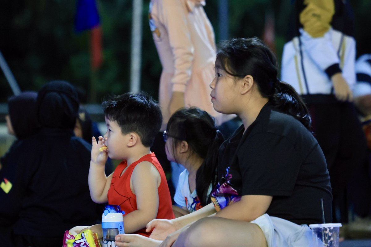 fahmi_fadzil's tweet photo. Layan wayang pacak dengan warga Rompin, Negeri Sembilan malam ni.

"Gayong 2" memang best! 

Lagi meriah bila pelakon Syafie Naswip pun turun padang jumpa penonton. 

Terima kasih JAPEN dan FINAS kerana bawakan tayangan ini kepada penduduk. 

Menerusi program sebegini kita bukan sekadar tengok filem, tapi dapat berkumpul, bersembang dan luang masa bersama.