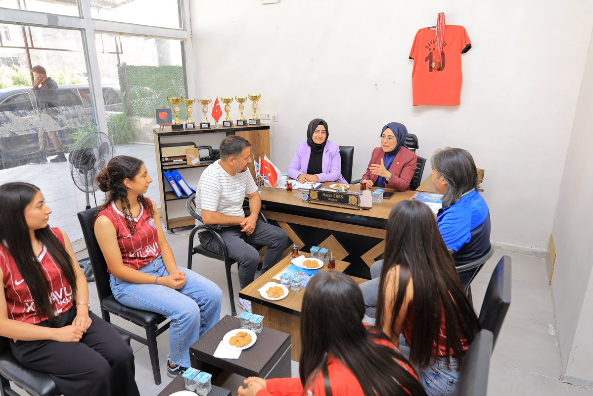 CYAZMAC's tweet photo. Şanlıurfa İyilik Güzeldir Derneği ve Şanlıurfa 63 Kaya Spor Kulübü Başkanı Hacer Eren’i, dernek yöneticileri Osman Kaya ve Bekir Dinaroğlu ile sporcularımızı ziyaret ettim. 

Ziyaretimizde, derneğin eğitimden sağlığa, spordan sosyal sorumluluk projelerine kadar birçok alanda yürüttüğü çalışmaları ve hayata geçirmeyi planladıkları projeleri dinleme fırsatı bulduk.

🔶Şanlıurfa İyilik Güzeldir Derneği’nin, kadınlara “balık vermeyi değil, balık tutmayı öğretmek” anlayışıyla ortaya koyduğu üretim ve istihdam odaklı çalışmaların her zaman destekçisi olacağız.

🔶Ayrıca Şanlıurfa 63 Kaya Spor Kulübü bünyesinde faaliyet gösteren kadın voleybol ve kadın basketbol takımlarımızın elde ettiği başarılar bizleri gururlandırdı. Gençlerimizin ve özellikle kız çocuklarımızın sporla buluşmasını sağlayan bu değerli çalışmaların artarak devam etmesini temenni ediyor, sporcularımıza destek vermeyi sürdüreceğimizi ifade ettik.

Nazik ev sahiplikleri ve samimi misafirperverlikleri için Hacer Eren’e, yönetim kurulu üyelerine teşekkür ediyor, dernek ve spor kulübünün çalışmalarında başarılar diliyorum.

@RTErdogan @Akparti @abuyukgumus
