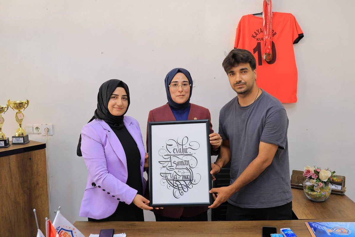 CYAZMAC's tweet photo. Şanlıurfa İyilik Güzeldir Derneği ve Şanlıurfa 63 Kaya Spor Kulübü Başkanı Hacer Eren’i, dernek yöneticileri Osman Kaya ve Bekir Dinaroğlu ile sporcularımızı ziyaret ettim. 

Ziyaretimizde, derneğin eğitimden sağlığa, spordan sosyal sorumluluk projelerine kadar birçok alanda yürüttüğü çalışmaları ve hayata geçirmeyi planladıkları projeleri dinleme fırsatı bulduk.

🔶Şanlıurfa İyilik Güzeldir Derneği’nin, kadınlara “balık vermeyi değil, balık tutmayı öğretmek” anlayışıyla ortaya koyduğu üretim ve istihdam odaklı çalışmaların her zaman destekçisi olacağız.

🔶Ayrıca Şanlıurfa 63 Kaya Spor Kulübü bünyesinde faaliyet gösteren kadın voleybol ve kadın basketbol takımlarımızın elde ettiği başarılar bizleri gururlandırdı. Gençlerimizin ve özellikle kız çocuklarımızın sporla buluşmasını sağlayan bu değerli çalışmaların artarak devam etmesini temenni ediyor, sporcularımıza destek vermeyi sürdüreceğimizi ifade ettik.

Nazik ev sahiplikleri ve samimi misafirperverlikleri için Hacer Eren’e, yönetim kurulu üyelerine teşekkür ediyor, dernek ve spor kulübünün çalışmalarında başarılar diliyorum.

@RTErdogan @Akparti @abuyukgumus