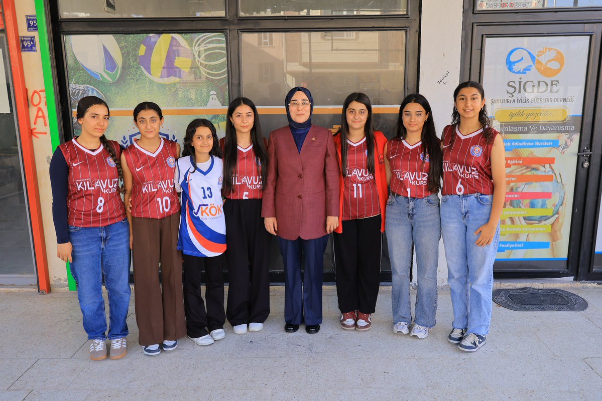 CYAZMAC's tweet photo. Şanlıurfa İyilik Güzeldir Derneği ve Şanlıurfa 63 Kaya Spor Kulübü Başkanı Hacer Eren’i, dernek yöneticileri Osman Kaya ve Bekir Dinaroğlu ile sporcularımızı ziyaret ettim. 

Ziyaretimizde, derneğin eğitimden sağlığa, spordan sosyal sorumluluk projelerine kadar birçok alanda yürüttüğü çalışmaları ve hayata geçirmeyi planladıkları projeleri dinleme fırsatı bulduk.

🔶Şanlıurfa İyilik Güzeldir Derneği’nin, kadınlara “balık vermeyi değil, balık tutmayı öğretmek” anlayışıyla ortaya koyduğu üretim ve istihdam odaklı çalışmaların her zaman destekçisi olacağız.

🔶Ayrıca Şanlıurfa 63 Kaya Spor Kulübü bünyesinde faaliyet gösteren kadın voleybol ve kadın basketbol takımlarımızın elde ettiği başarılar bizleri gururlandırdı. Gençlerimizin ve özellikle kız çocuklarımızın sporla buluşmasını sağlayan bu değerli çalışmaların artarak devam etmesini temenni ediyor, sporcularımıza destek vermeyi sürdüreceğimizi ifade ettik.

Nazik ev sahiplikleri ve samimi misafirperverlikleri için Hacer Eren’e, yönetim kurulu üyelerine teşekkür ediyor, dernek ve spor kulübünün çalışmalarında başarılar diliyorum.

@RTErdogan @Akparti @abuyukgumus