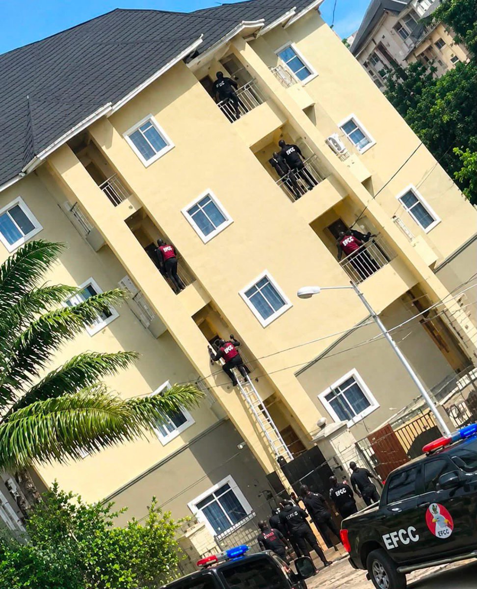 SpecialOBK's tweet photo. Since when did EFCC turn to spider man 🤦🏽‍♂️ https://t.co/ndwENfoPv7