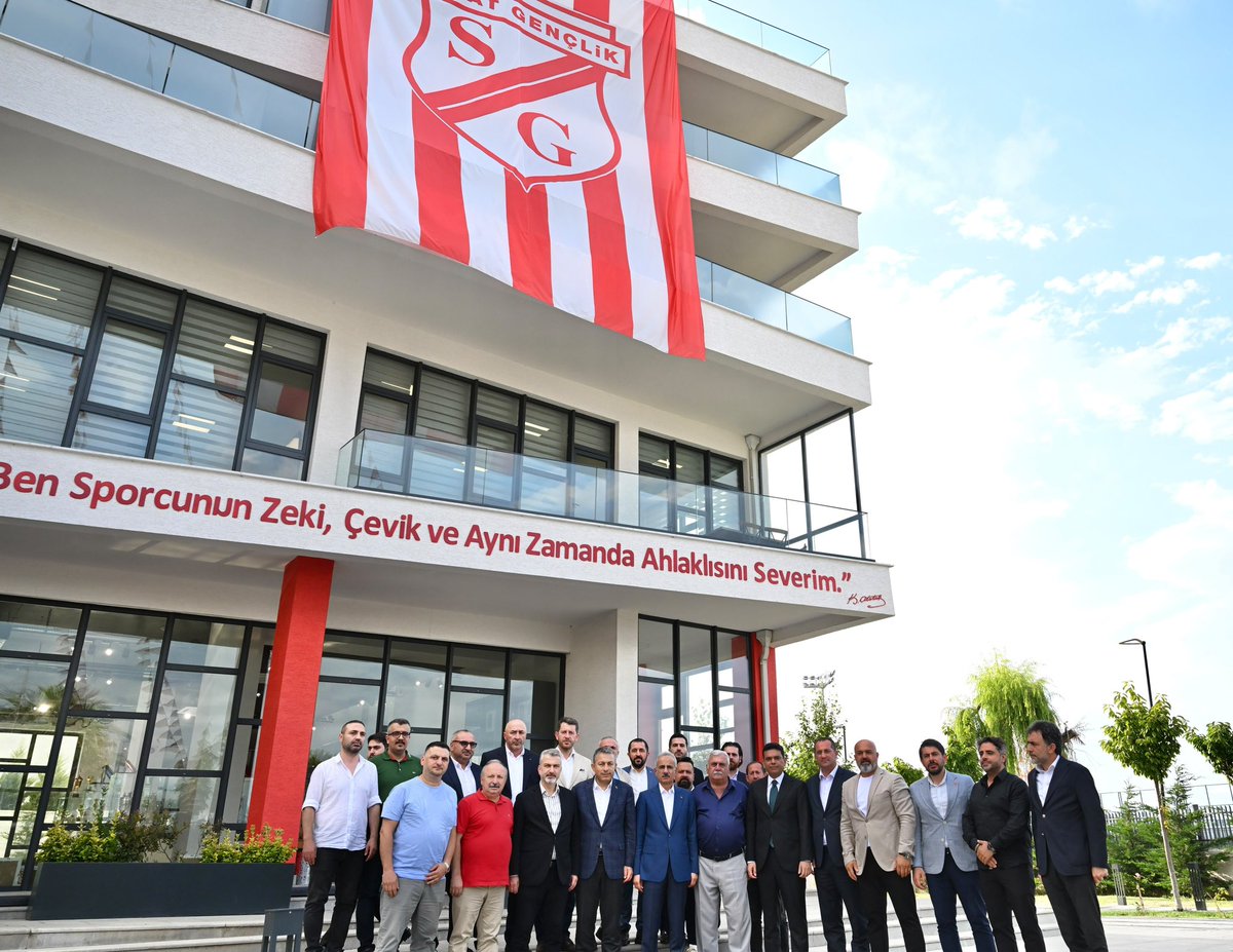 a_uraloglu's tweet photo. 📍Trabzon | Akçaabat

Köklü geçmişiyle Türk futboluna değer katan Sebat Gençlik Spor Kulübü’nü ziyaret ederek kulüp yöneticilerimizle bir araya geldik. ⚽

Şehrimizin spor kültürüne katkı sunan, gençlerimizin azim ve başarısına rehberlik eden kulübümüze gönülden başarılar diliyorum. 🤝

#TürkiyeHızlanıyor 🇹🇷