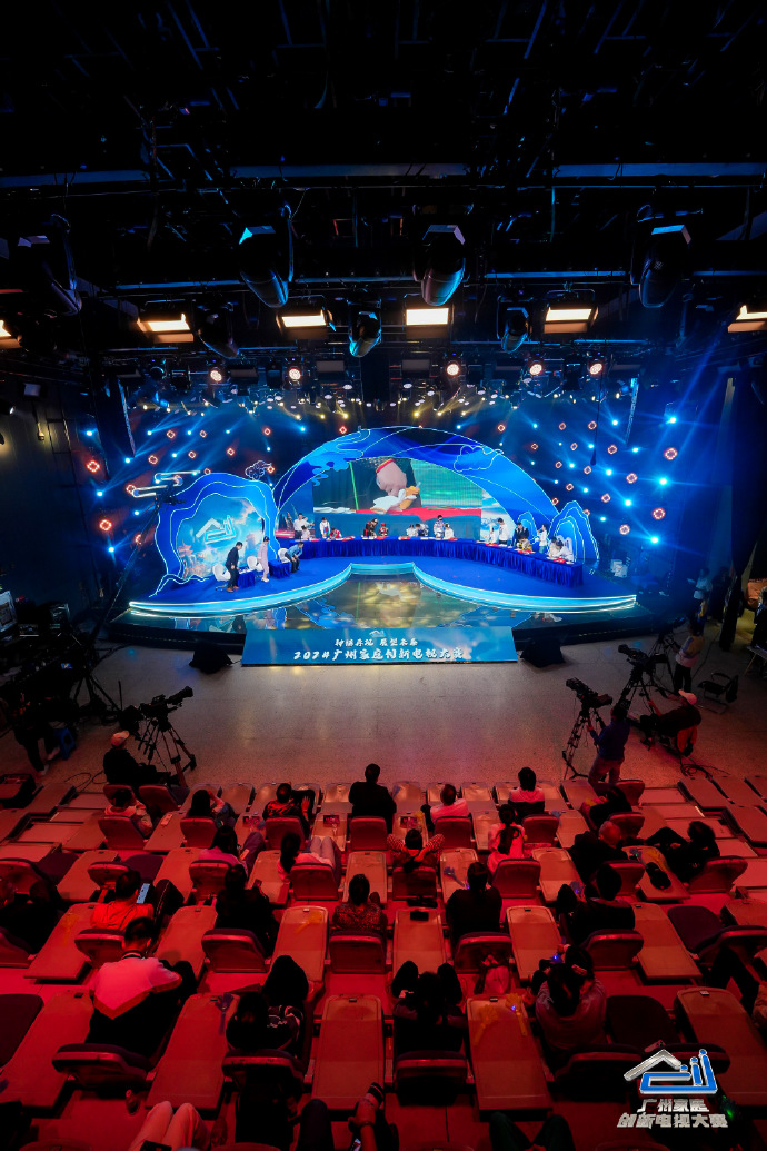 AgrlPj's tweet photo. Just wrapped my first variety show on-site check-in!  The stage lighting, props, and the whole vibe are so iconic—can’t wait for the official episode to drop this Friday! #VarietyShowVibes #OnSiteAdventures https://t.co/ly72U107Dt